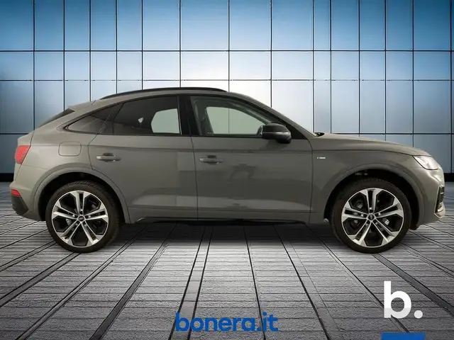 Audi Q5 view 4