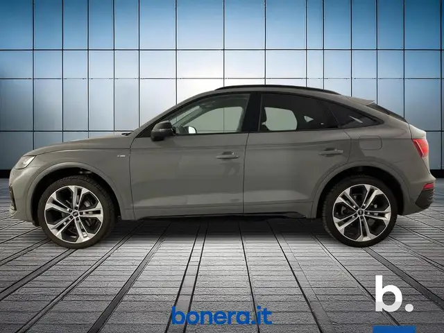 Audi Q5 view 8