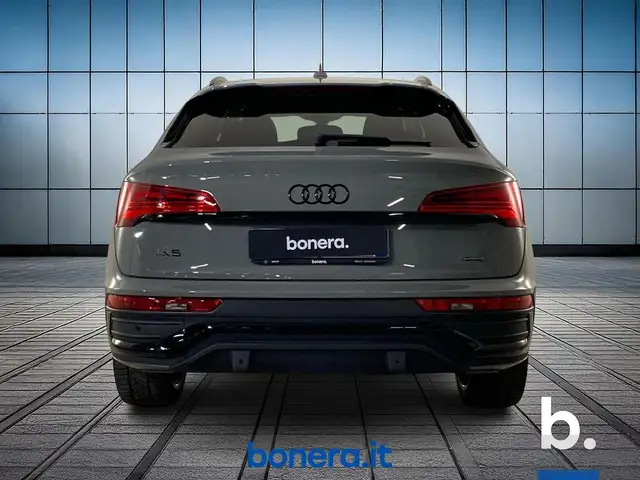 Audi Q5 view 6