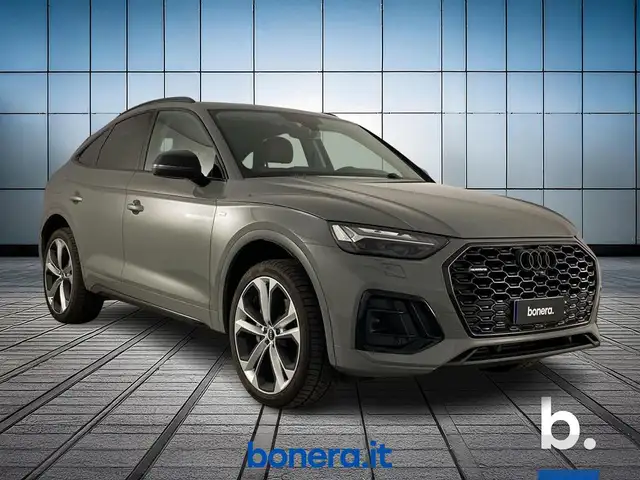 Audi Q5 view 3