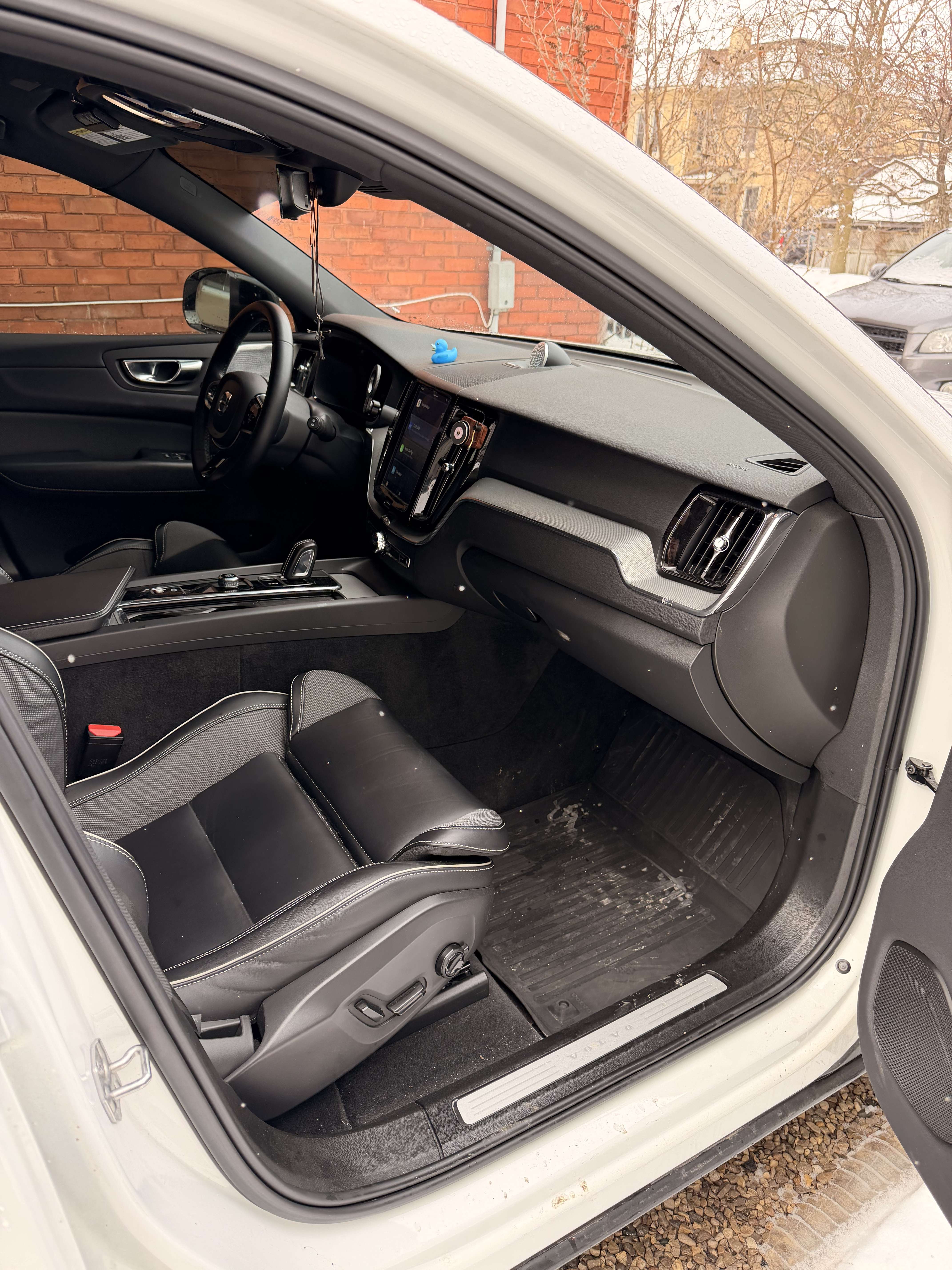 2022 Volvo XC60 B6 AWD R-Design thumb 13