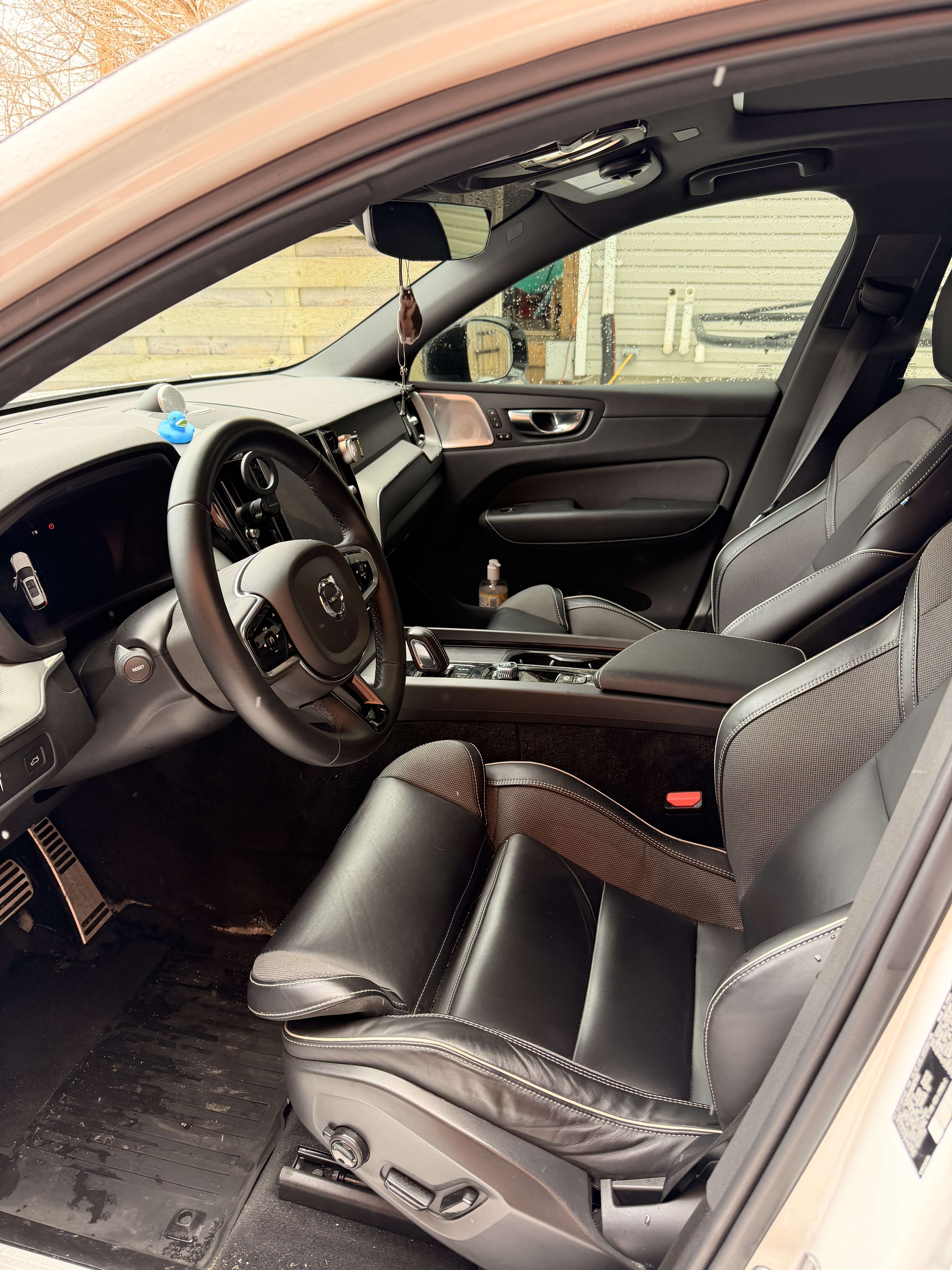 2022 Volvo XC60 B6 AWD R-Design thumb 9