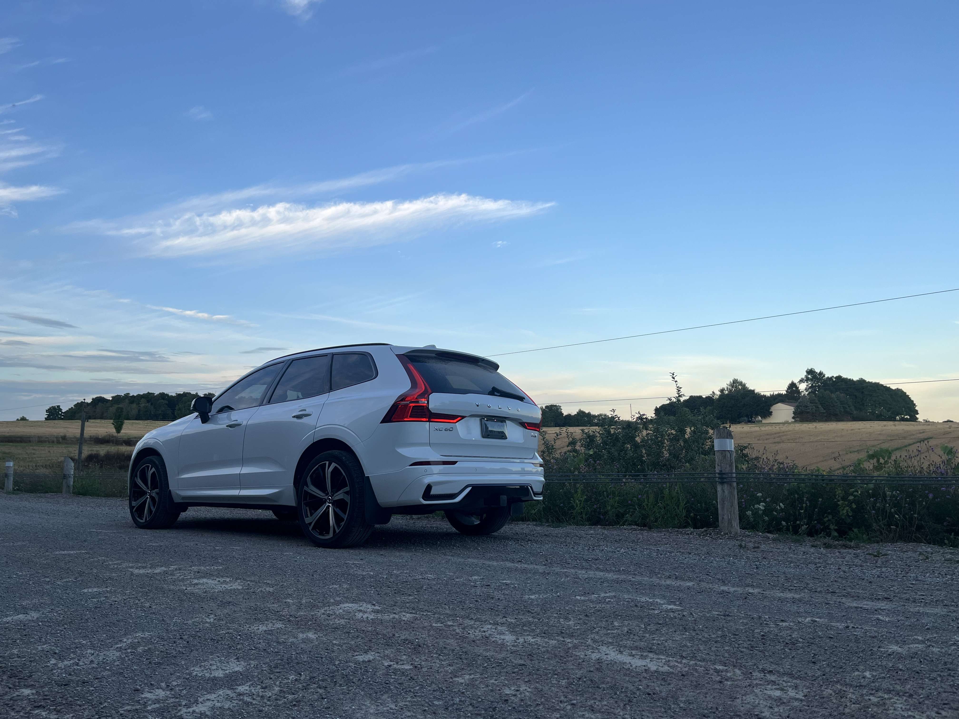 2022 Volvo XC60 B6 AWD R-Design alt 2