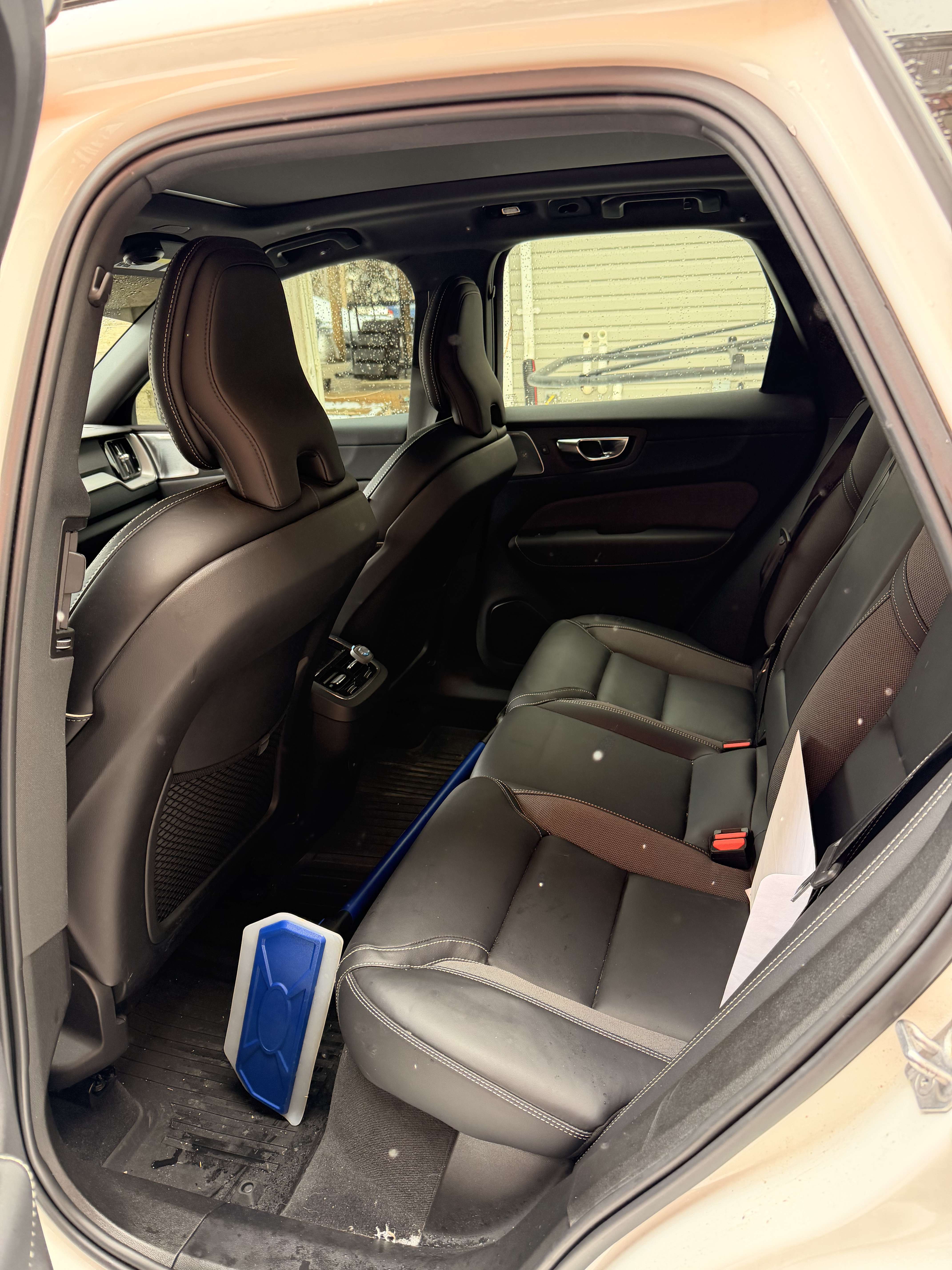 2022 Volvo XC60 B6 AWD R-Design thumb 11