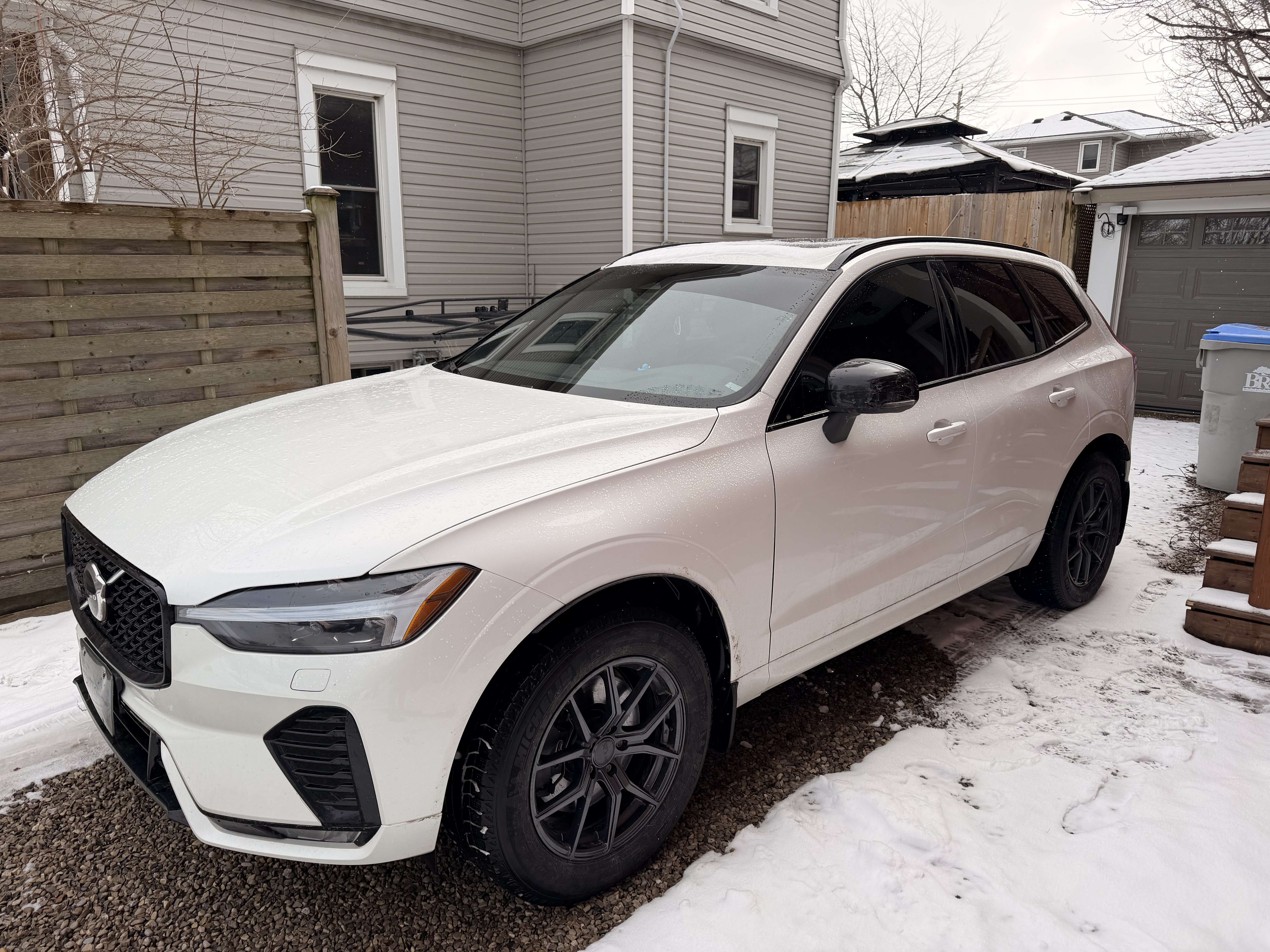 2022 Volvo XC60 B6 AWD R-Design alt 4