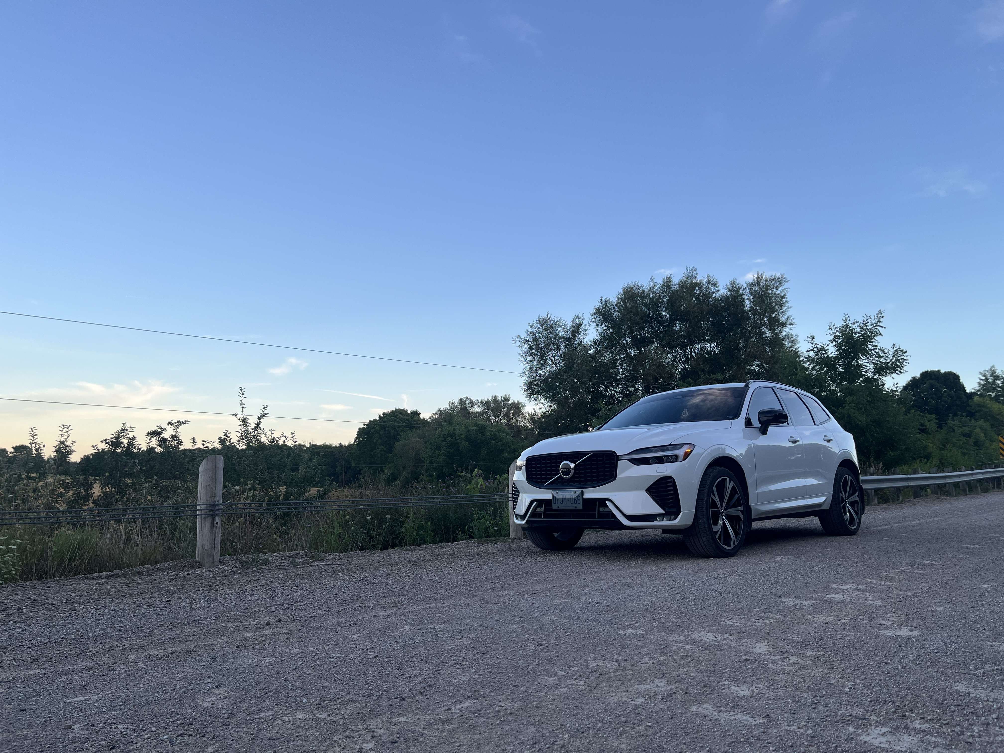 2022 Volvo XC60 B6 AWD R-Design alt 3