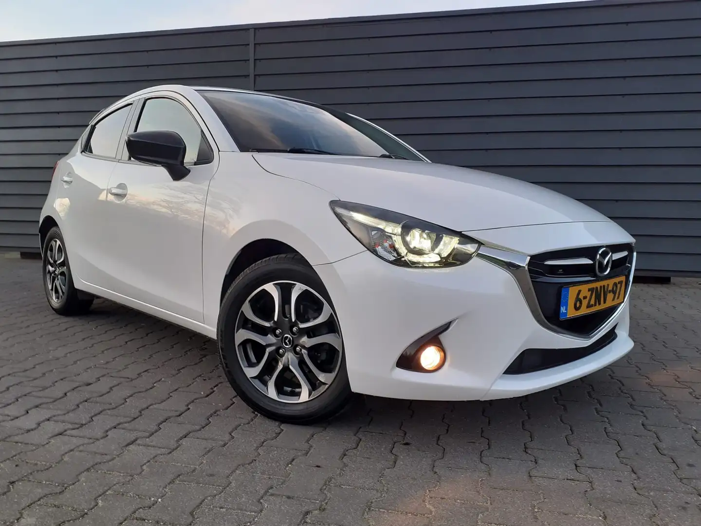 Mazda 2 1.5 Skyactiv-G GT-M 90 pk Zeer Netjes! Wit - 1