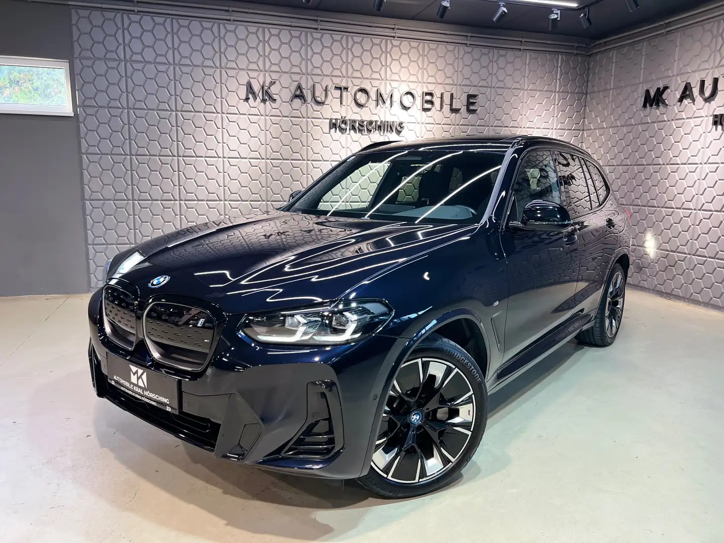 BMW iX3 M 73,8kWh Sport*RFK*SITZHEIZUNG*AMBIENTE*PANO/SCHIEBE*VOLLEDER* Schwarz - 1