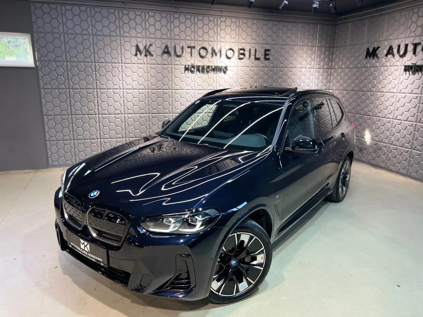 BMW iX3 M 73,8kWh Sport*RFK*SITZHEIZUNG*AMBIENTE*PANO/SCHIEBE*VOLLEDER* Schwarz - 2