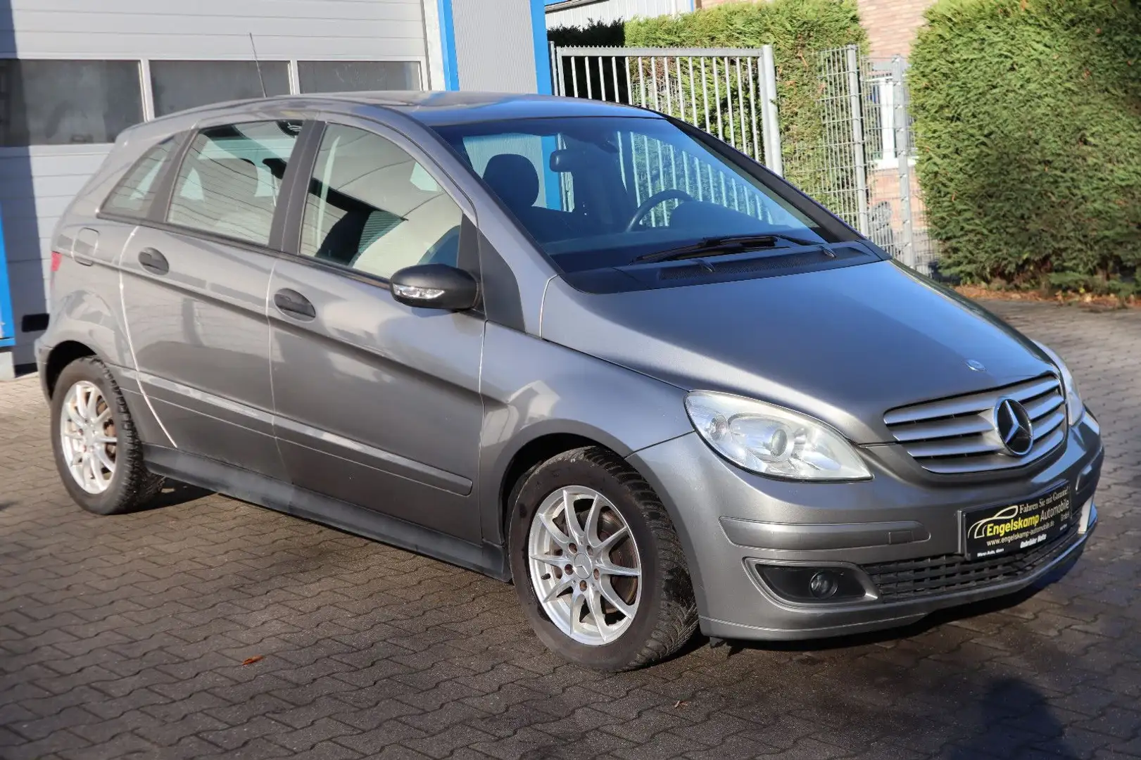 Mercedes-Benz B 180 CDI AUTM./NAVI/SHZ/TEMPOMAT/ALLWETTER Grau - 1