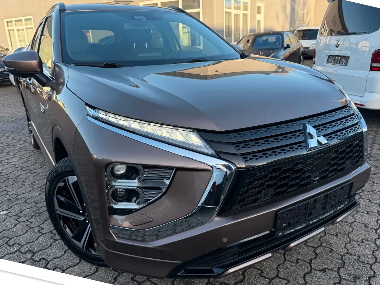 Mitsubishi Eclipse Cross 2,4 PLUG-IN HYBRID SELECT 4WD Brun - 1