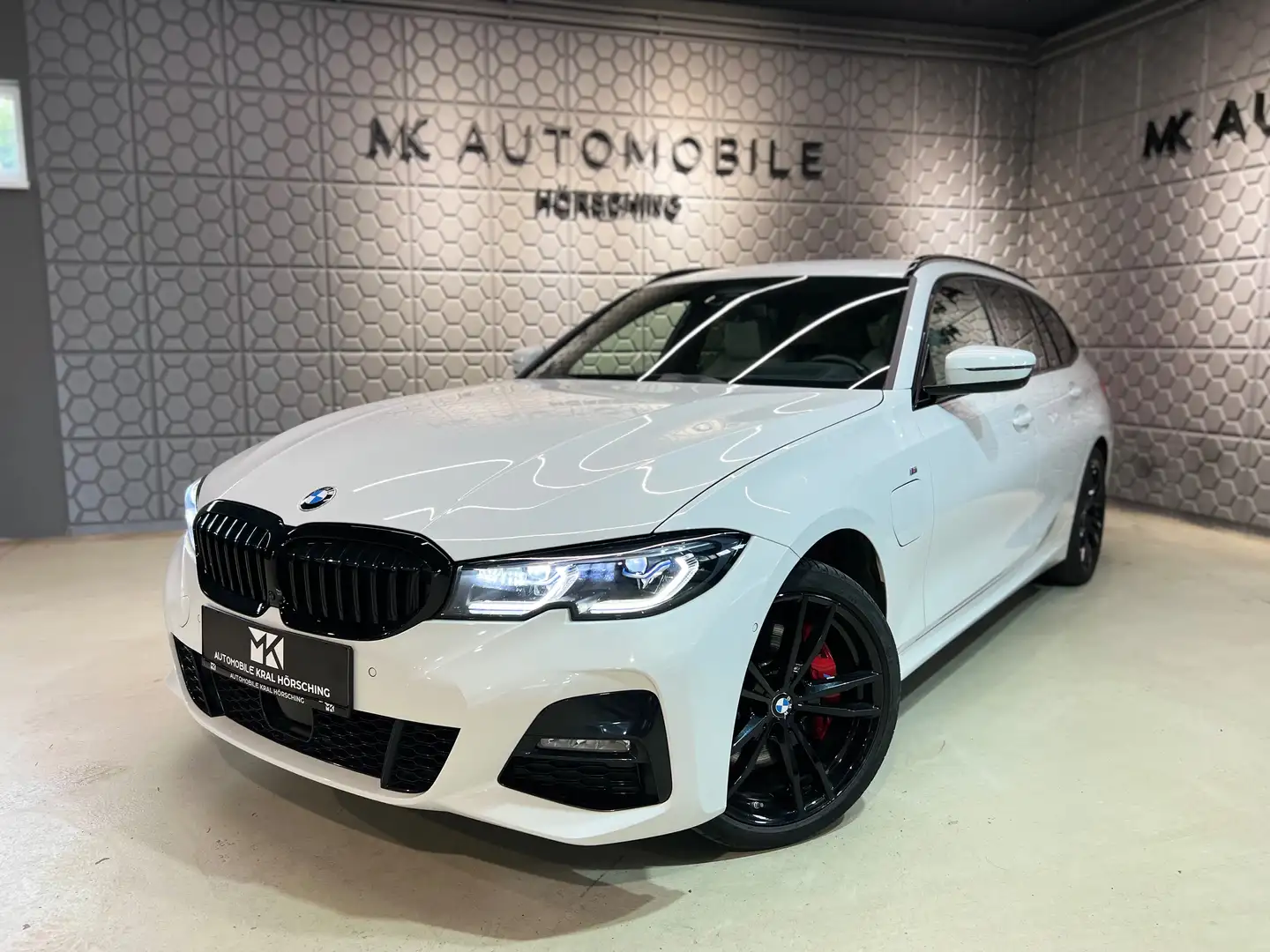 BMW 330 e xDrive M Sport*HUD*360*AHK*MEMORY*MERINO*8 FACH* Weiß - 1