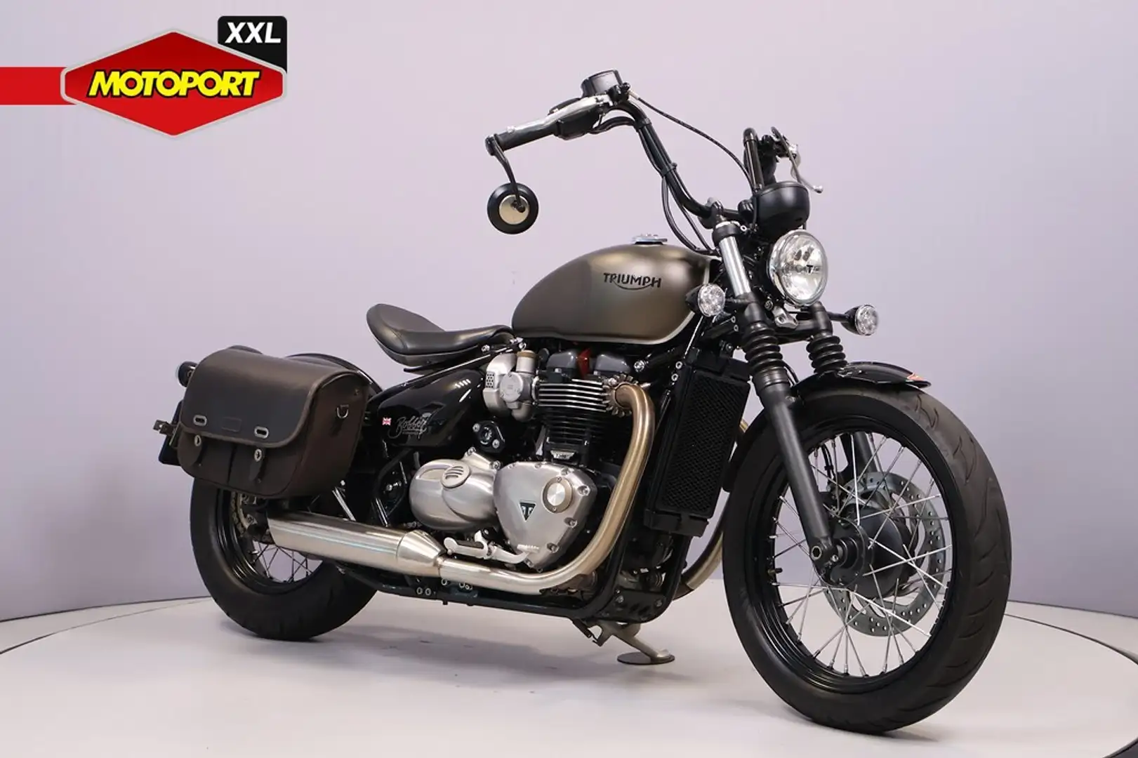 Triumph Bonneville Bobber Black - 2