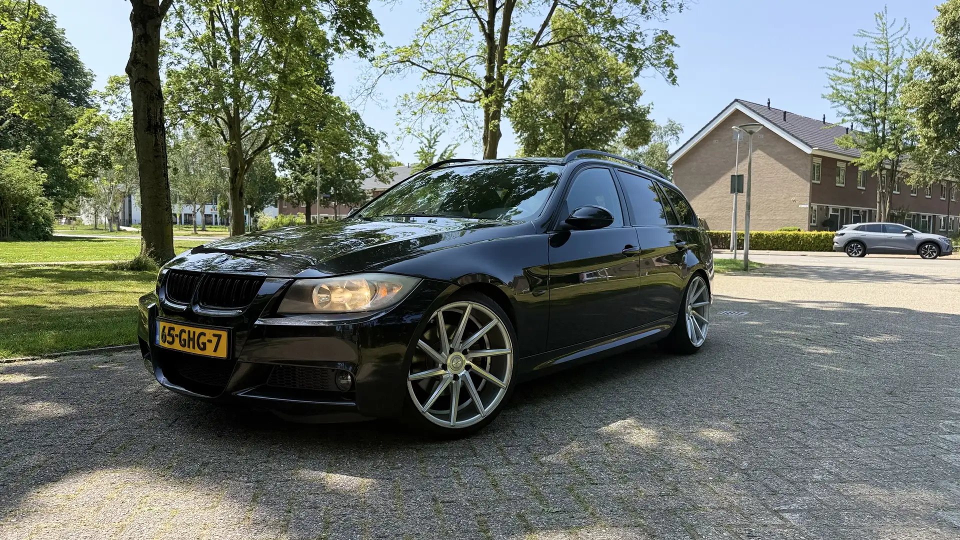 BMW 330 320i Business Line Zwart - 1