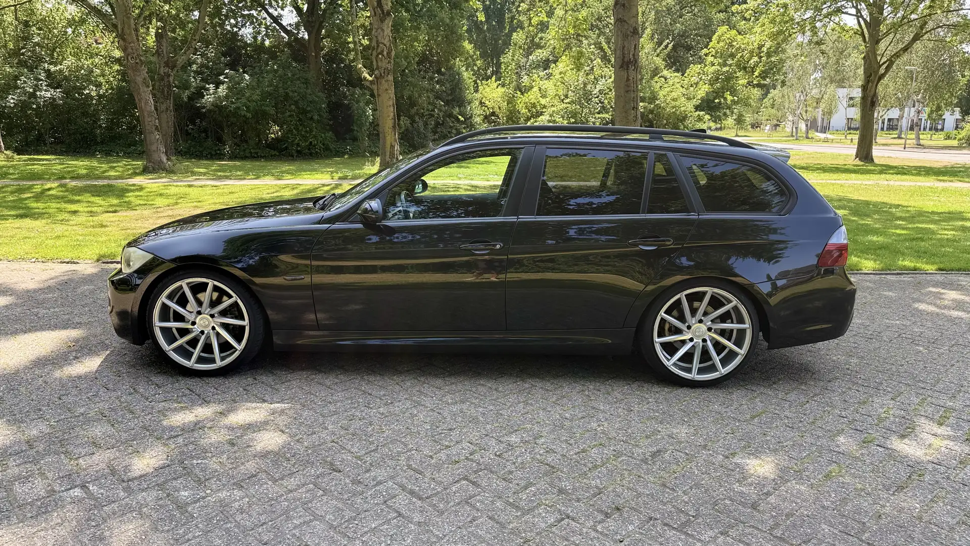 BMW 330 320i Business Line Zwart - 2