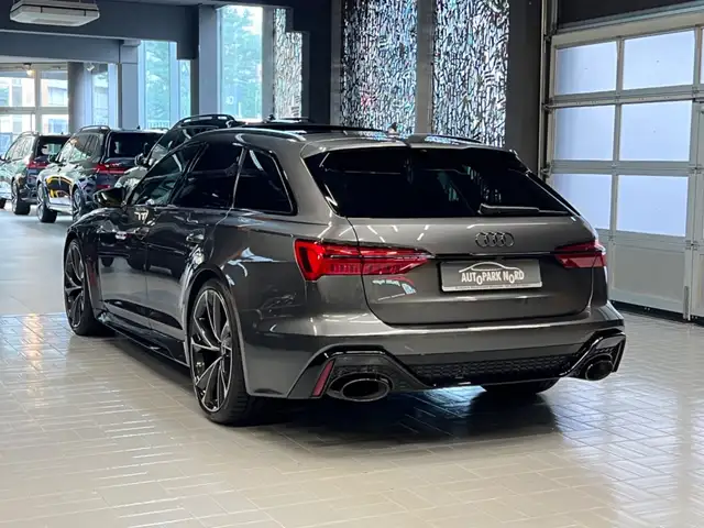 Audi RS6 Avant view 5