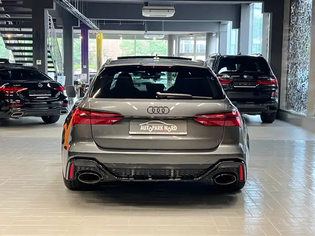 Audi RS6 Avant view 6