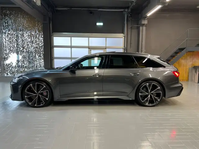 Audi RS6 Avant view 4