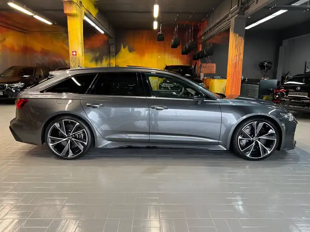 Audi RS6 Avant view 8