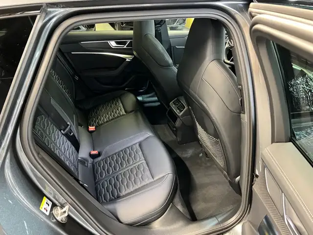 Audi RS6 Avant view 11
