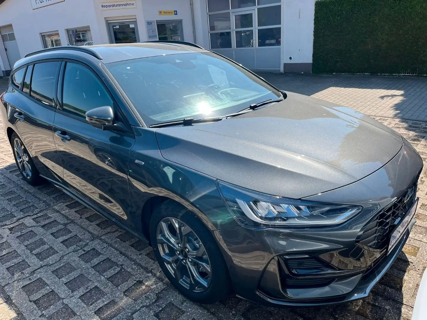 Ford Focus Turnier ST-Line X,4J.Gar,AHK.el.Heckla,Nav Grau - 2