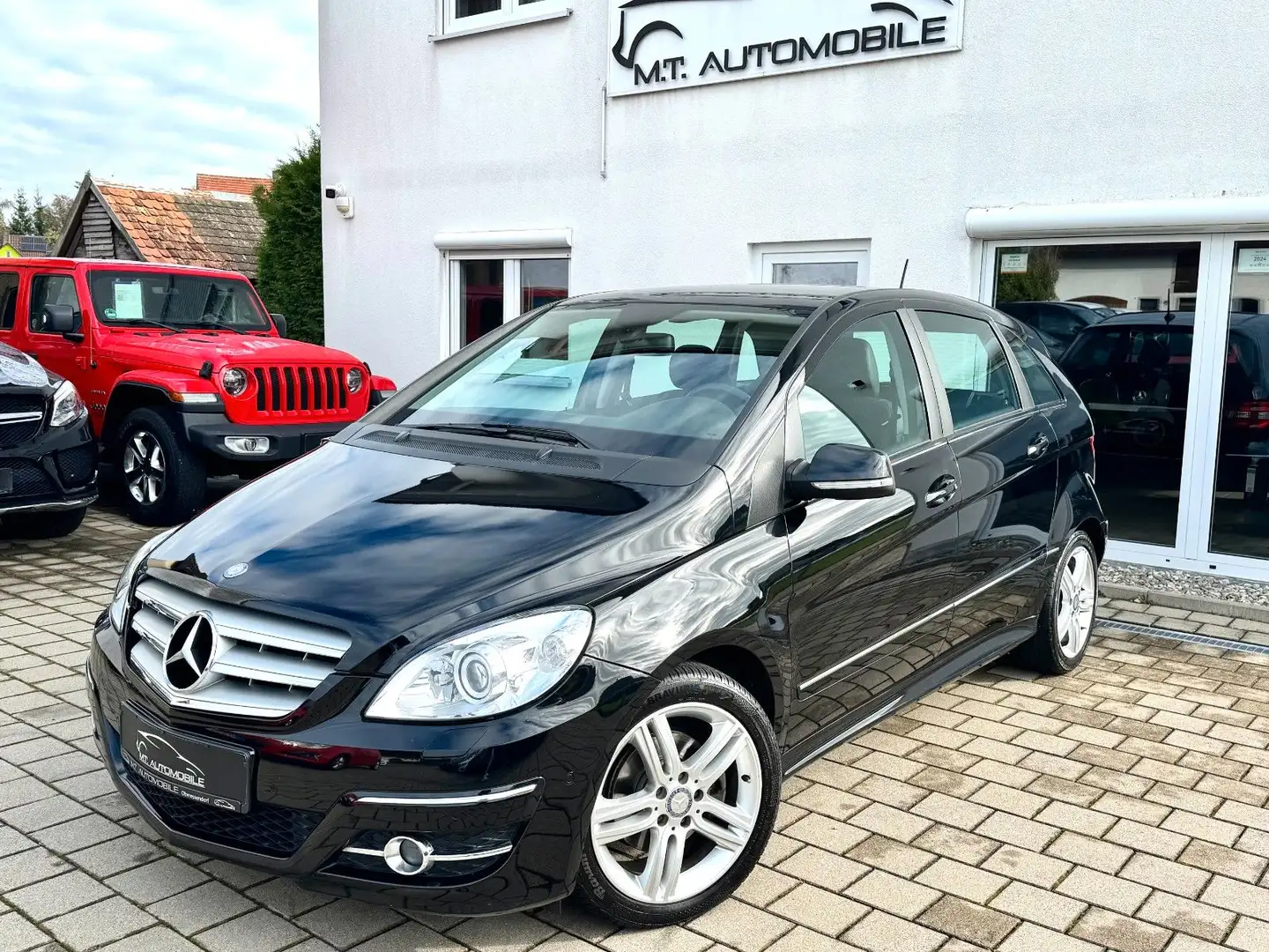 Mercedes-Benz B 180 *AHK*PDC*KLIMA*SHZ*BLUETOOTH*T-LEDER* Noir - 1