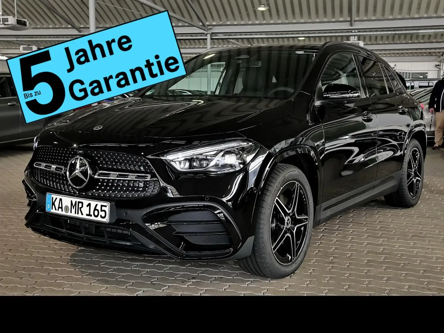 Mercedes-Benz GLA 200 AMG MBUX+360°+M-LED+Pano+Distro+AHK+19" Schwarz - 1