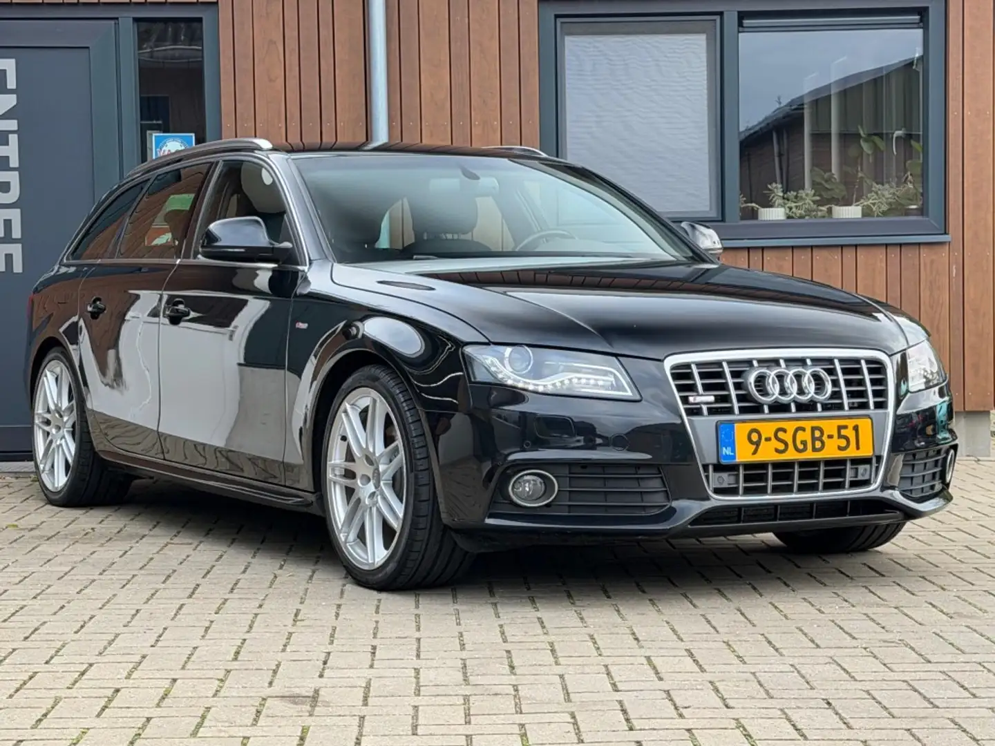 Audi A4 1.8 TFSI S-Line Xenon Navi Stoelverw. Zwart - 2