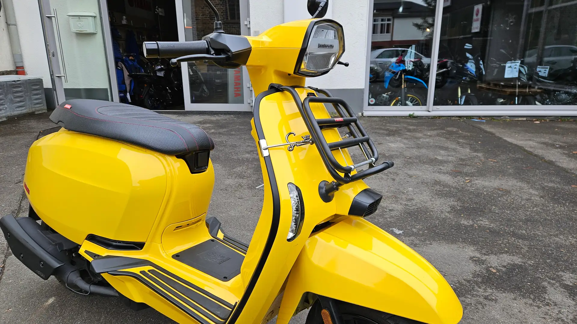 Lambretta V125 Amarillo - 1