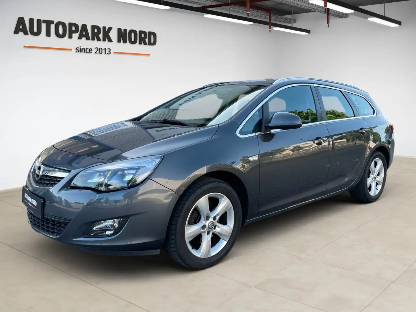 Opel Astra J 2.0 CDTI Sports Tourer Sport/AHK/SHZ/PDC Grau - 1