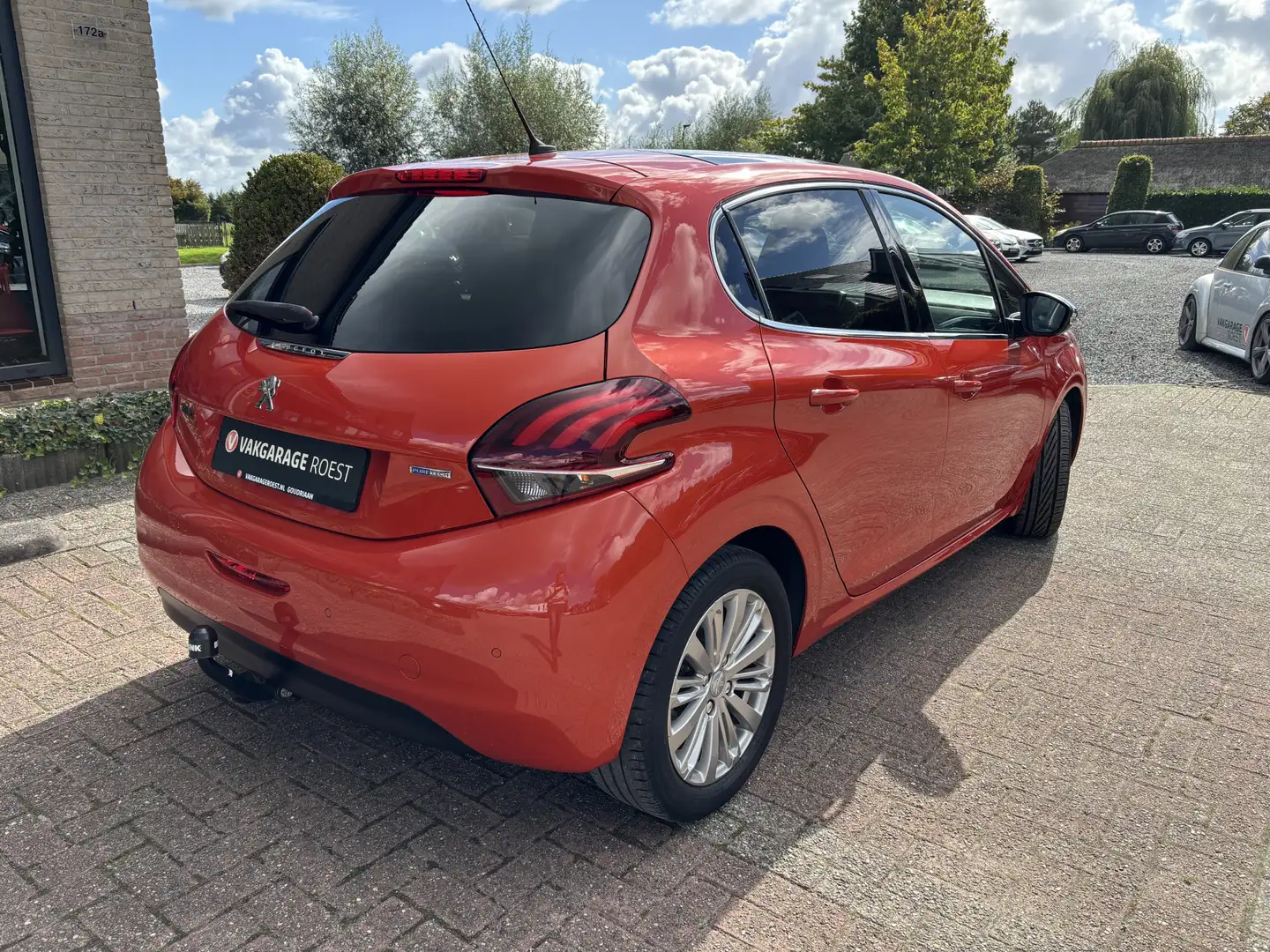Peugeot 208 5DRS 1.2 Automaat Allure Panoramadak / Trekhaak / Orange - 2