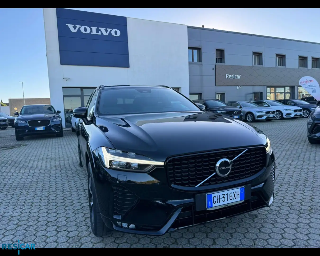 Volvo XC60 2.0 b4 Plus Dark auto Black - 2