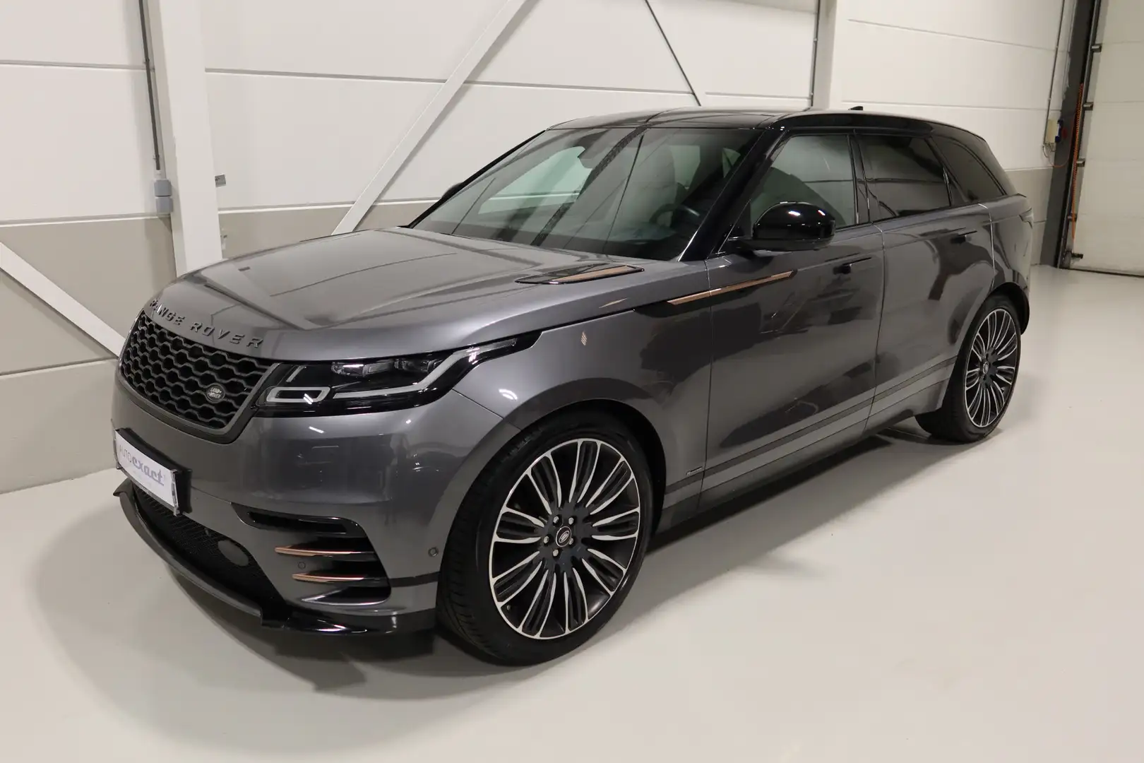 Land Rover Range Rover Velar 3.0 V6 AWD First Edition, R-Dynamic, Ambiance ligh Grau - 2