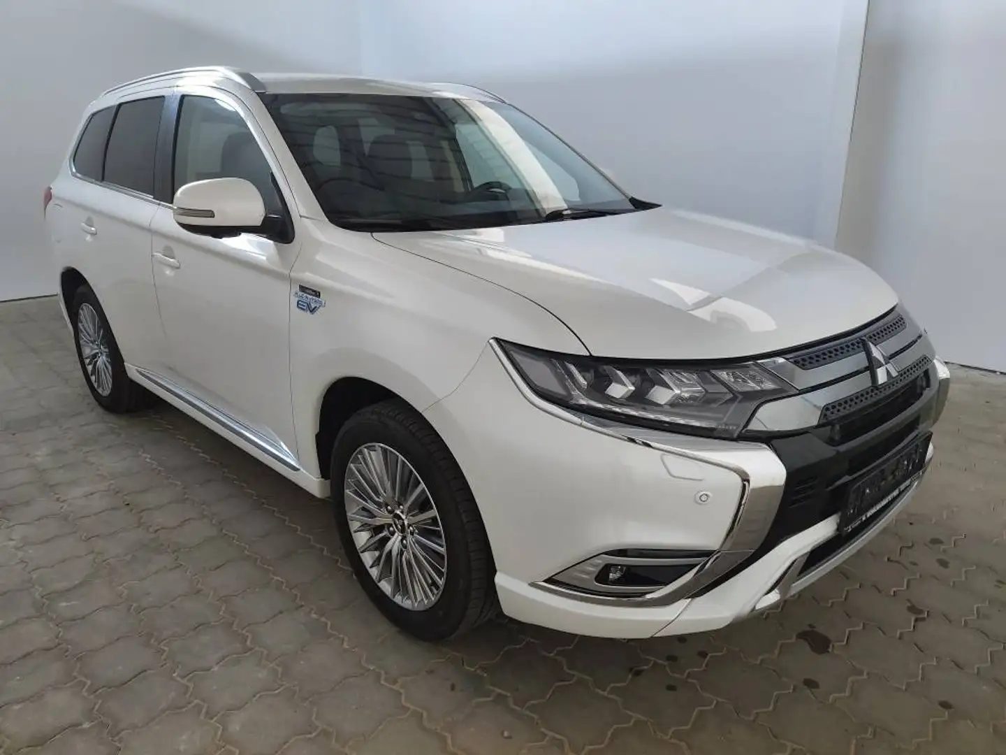 Mitsubishi Outlander Plug-in Hybrid PLUS Weiß - 2