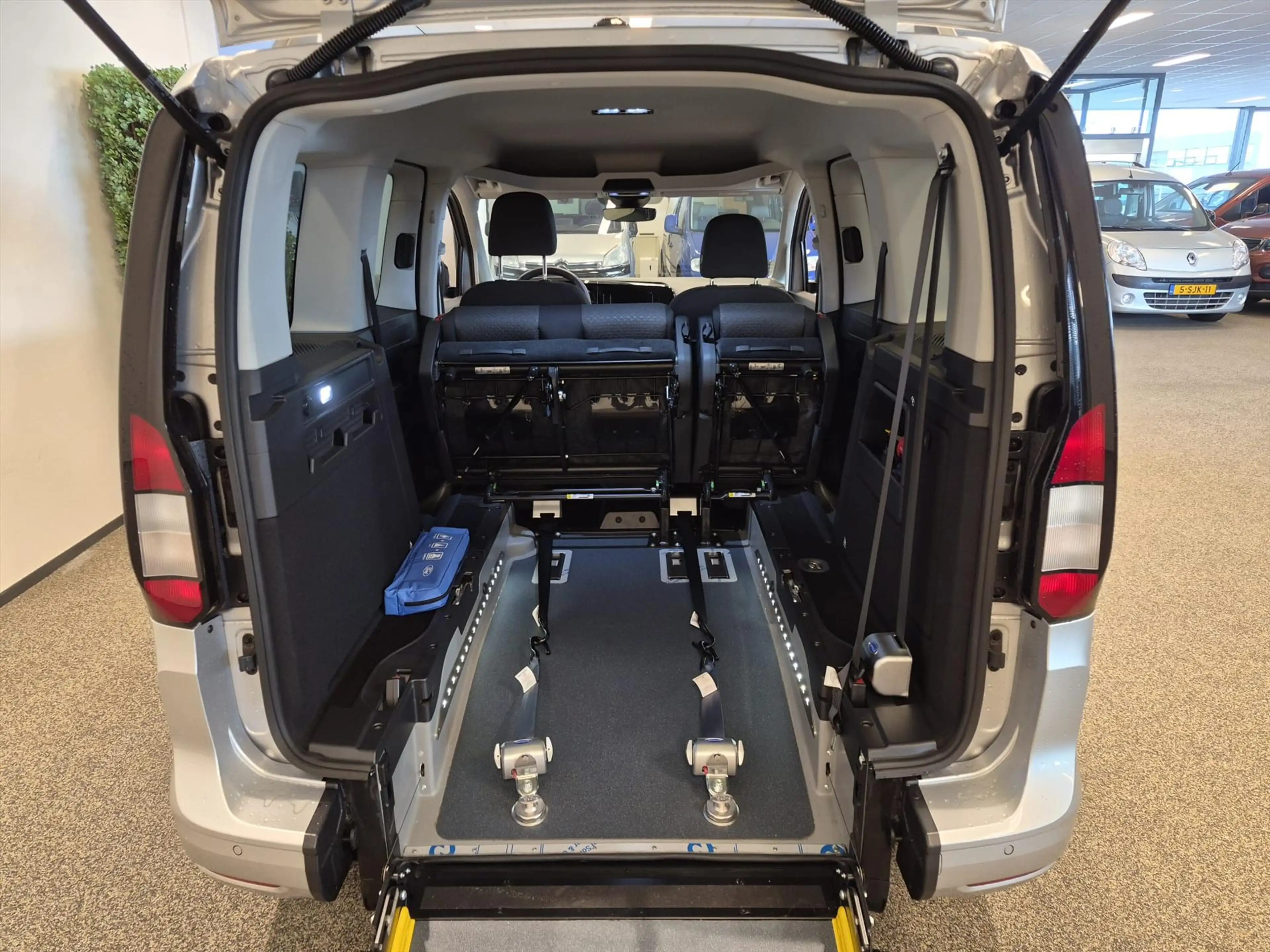 Ford Tourneo Connect L1 Rolstoelauto Automaat 3+1 of 5+0 — photo 3