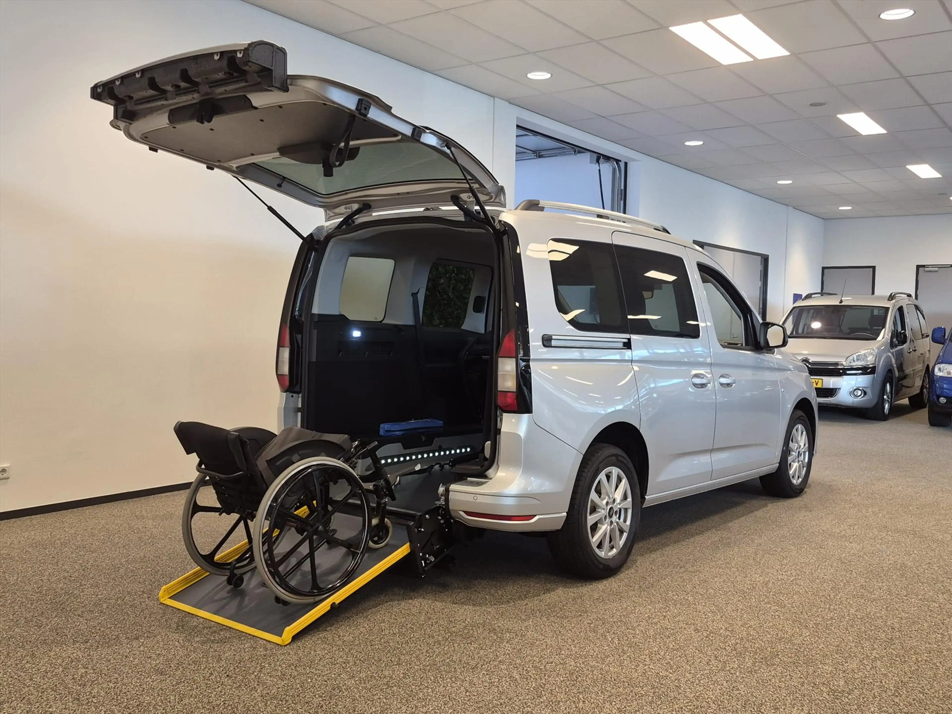 Ford Tourneo Connect L1 Rolstoelauto Automaat 3+1 of 5+0 — photo 11