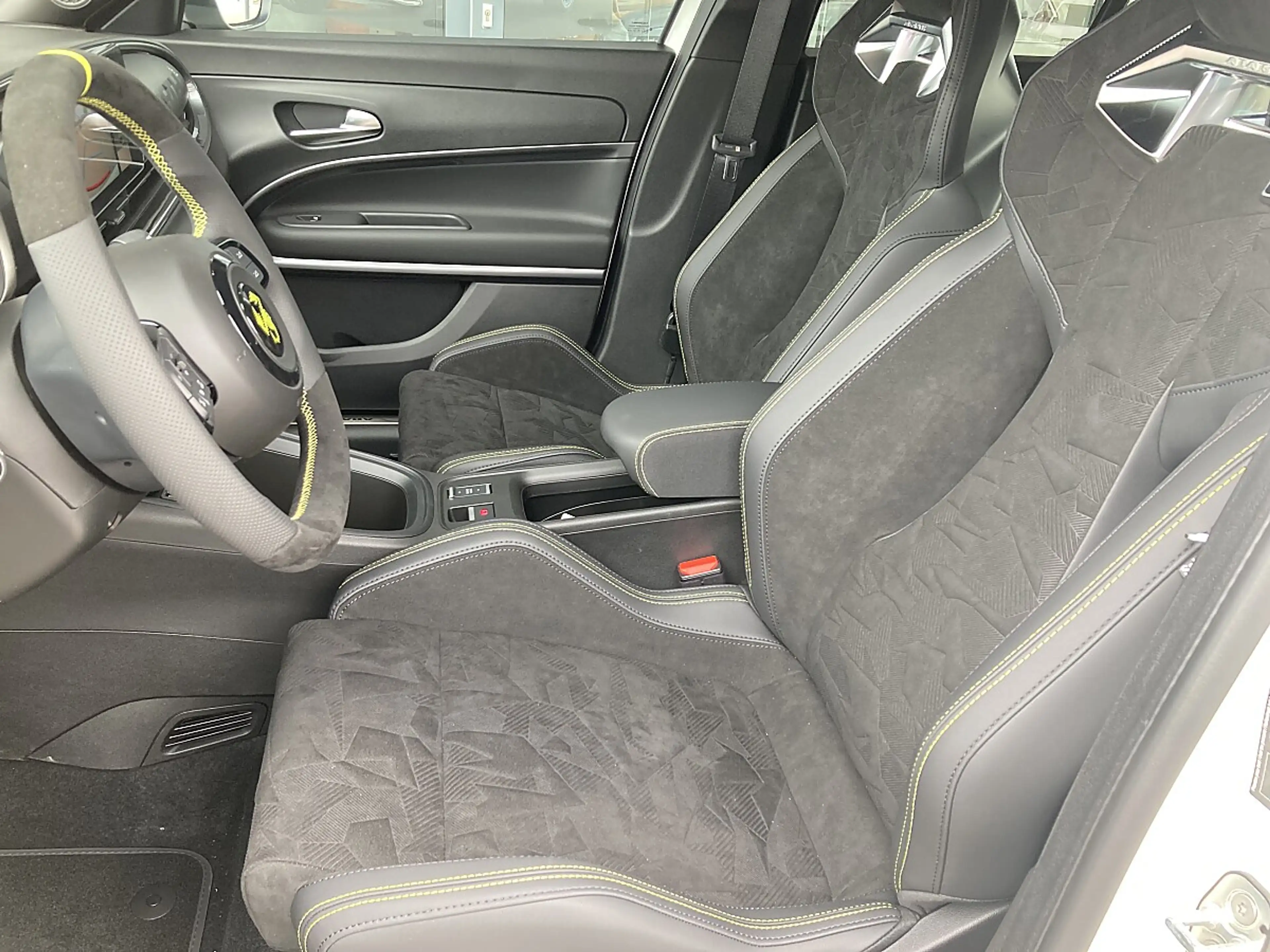 Abarth 600e 54kWh Competizione — photo 4