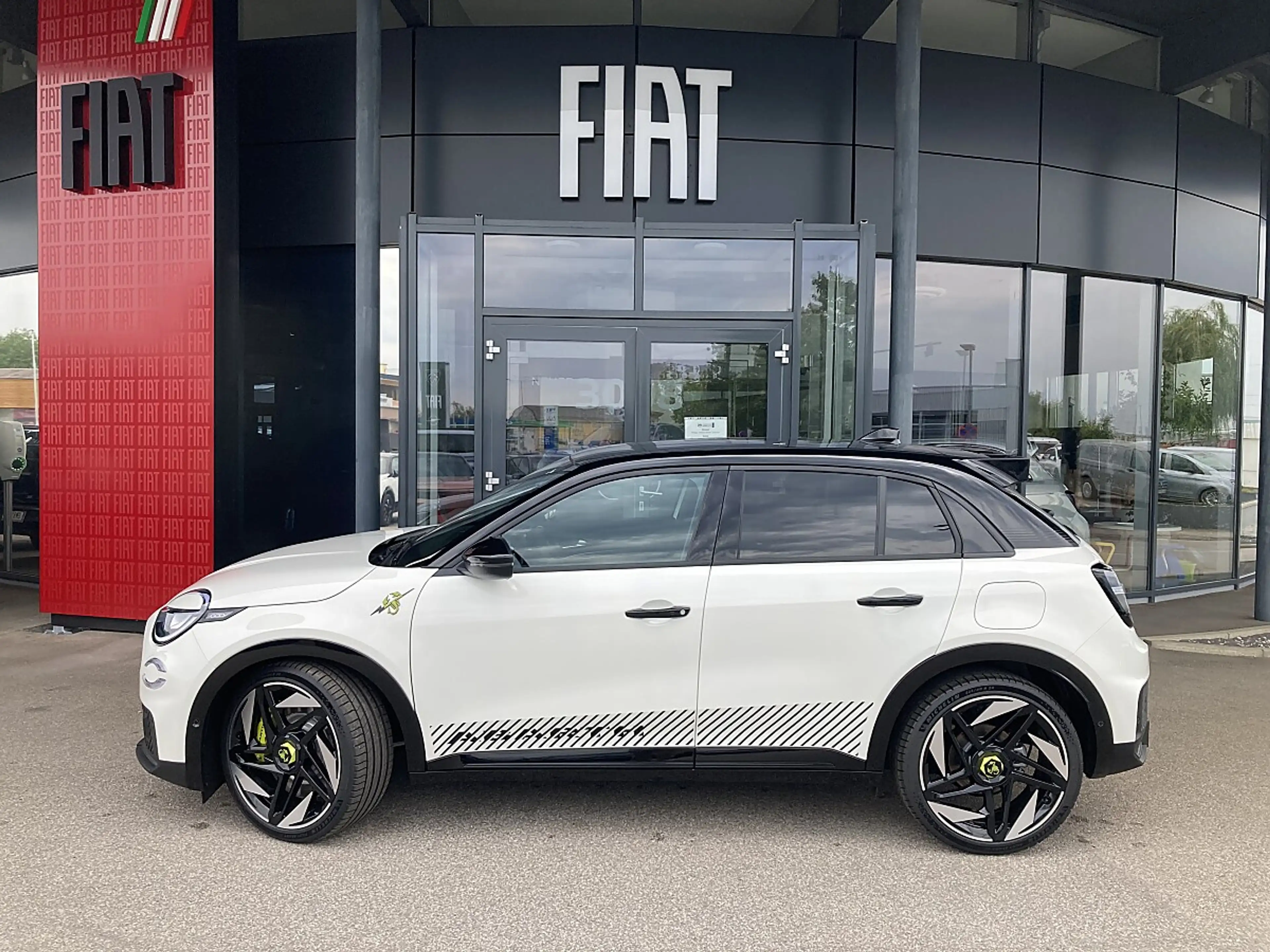 Abarth 600e 54kWh Competizione — photo 3