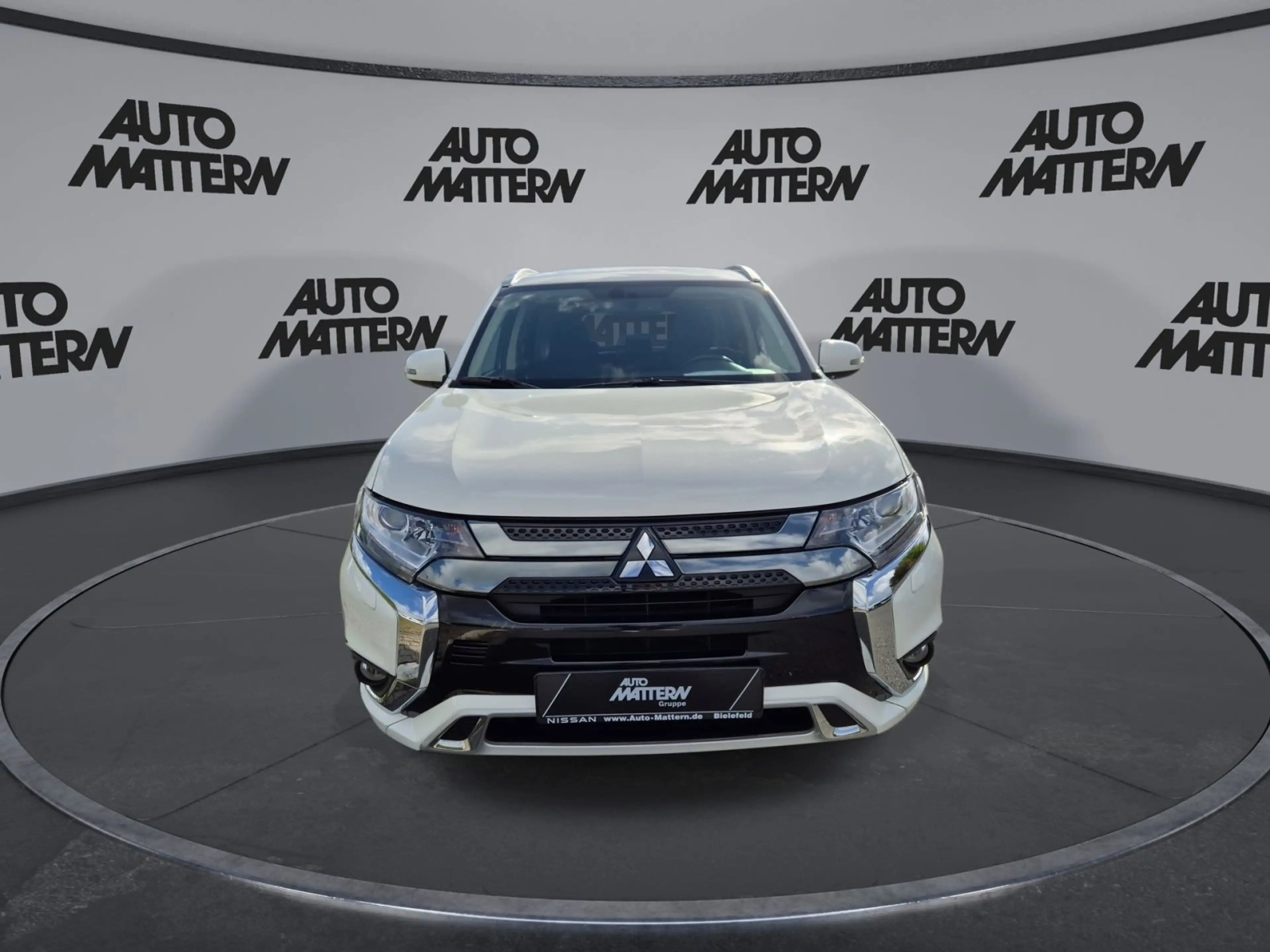 Mitsubishi Outlander 2.4 PHEV Plug-in Hybrid PHEV Basis 4WD — photo 3