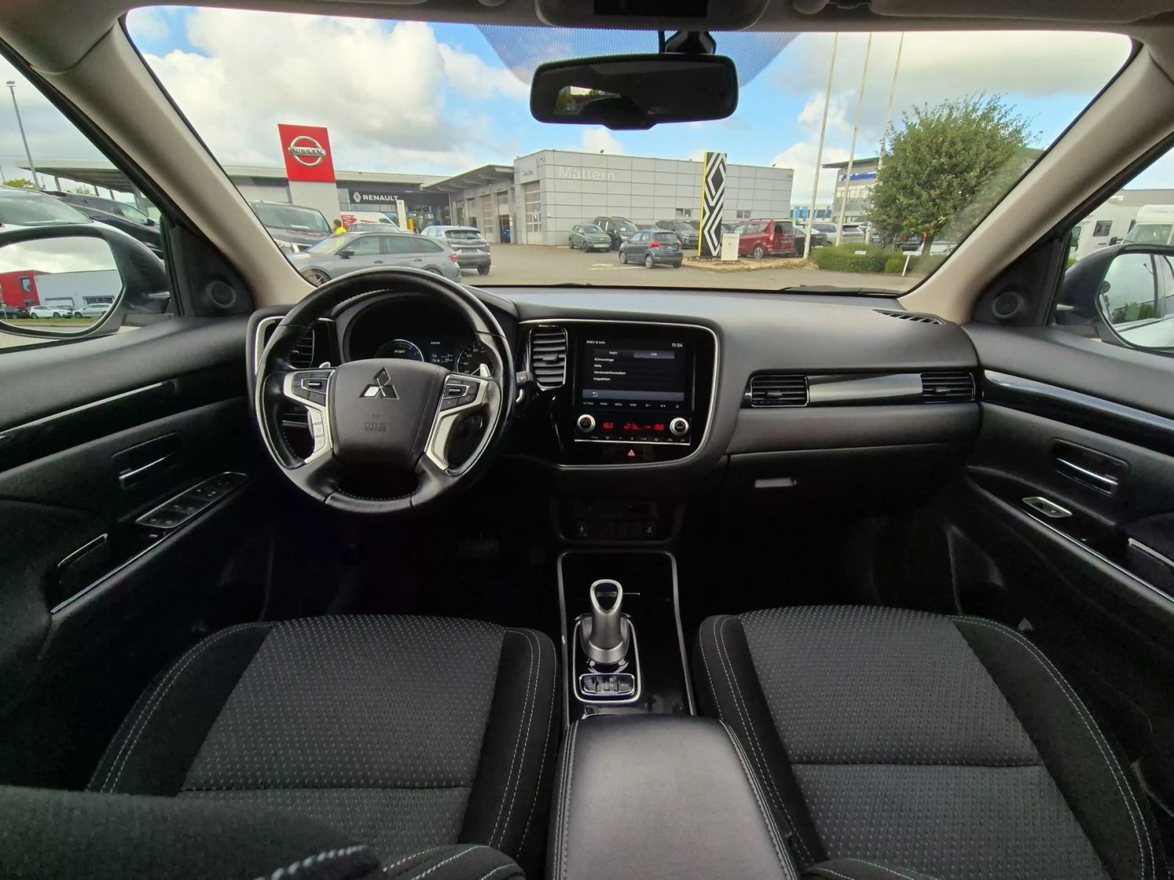 Mitsubishi Outlander 2.4 PHEV Plug-in Hybrid PHEV Basis 4WD — photo 10