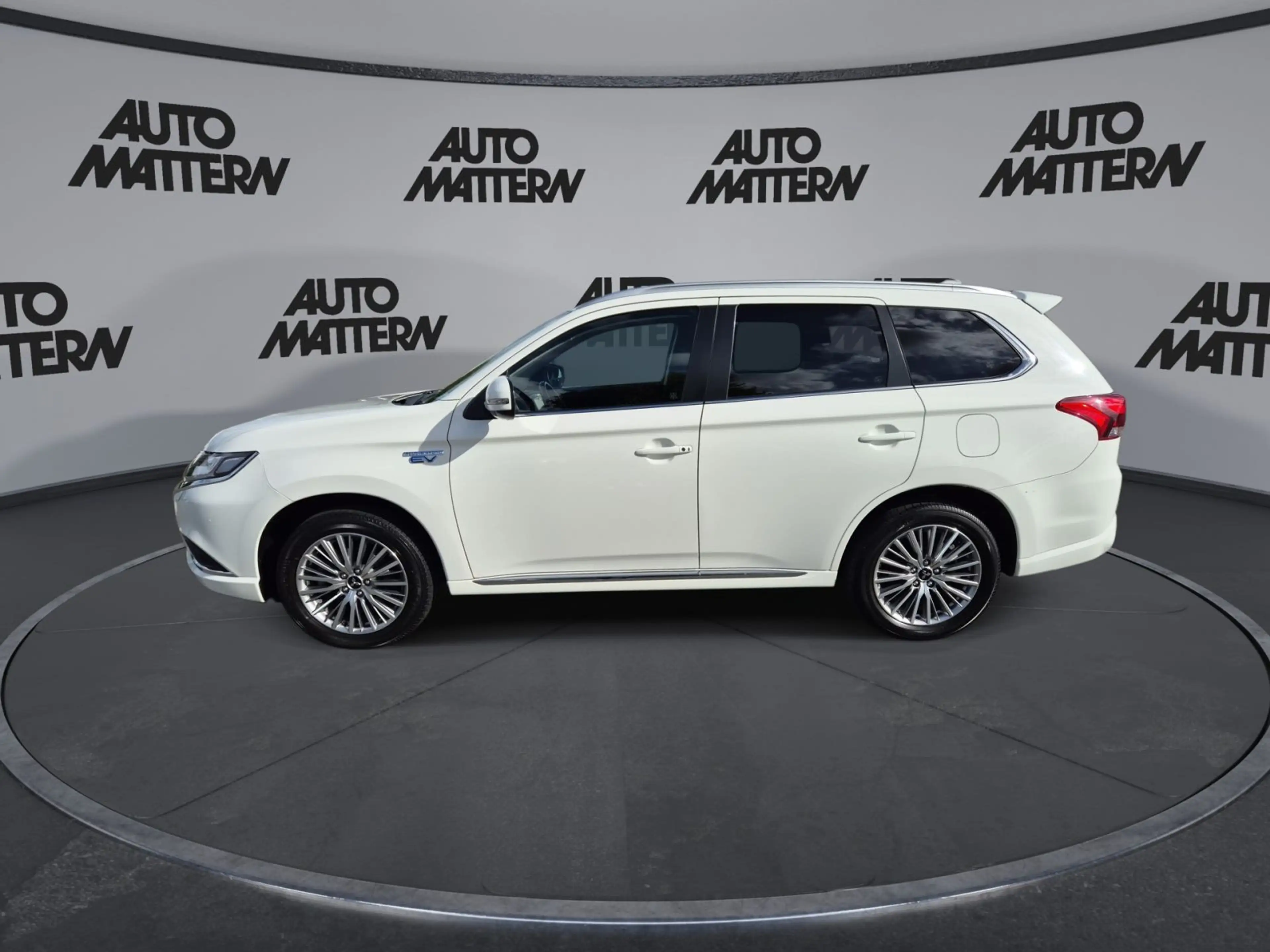Mitsubishi Outlander 2.4 PHEV Plug-in Hybrid PHEV Basis 4WD — photo 5