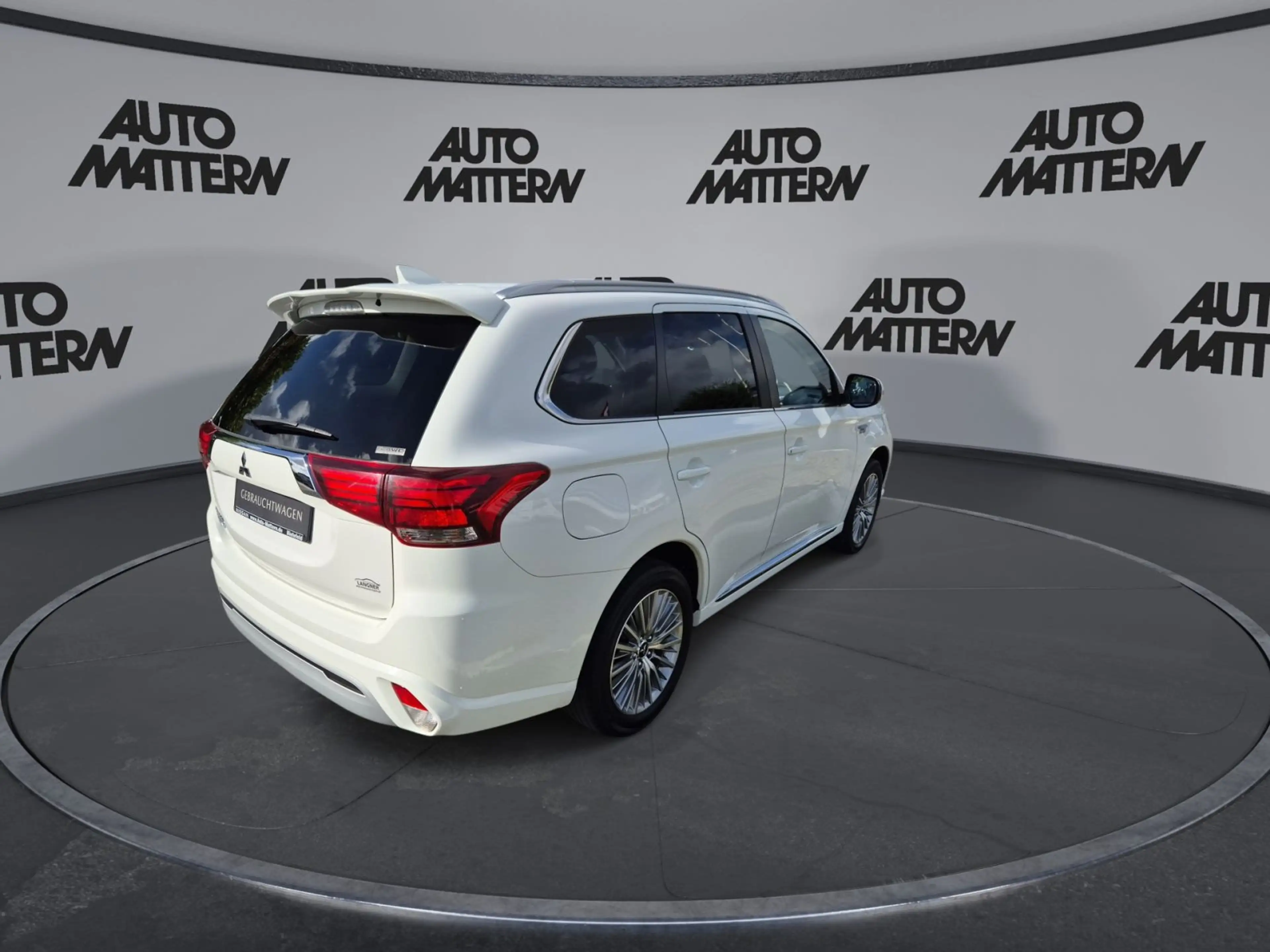 Mitsubishi Outlander 2.4 PHEV Plug-in Hybrid PHEV Basis 4WD — photo 8