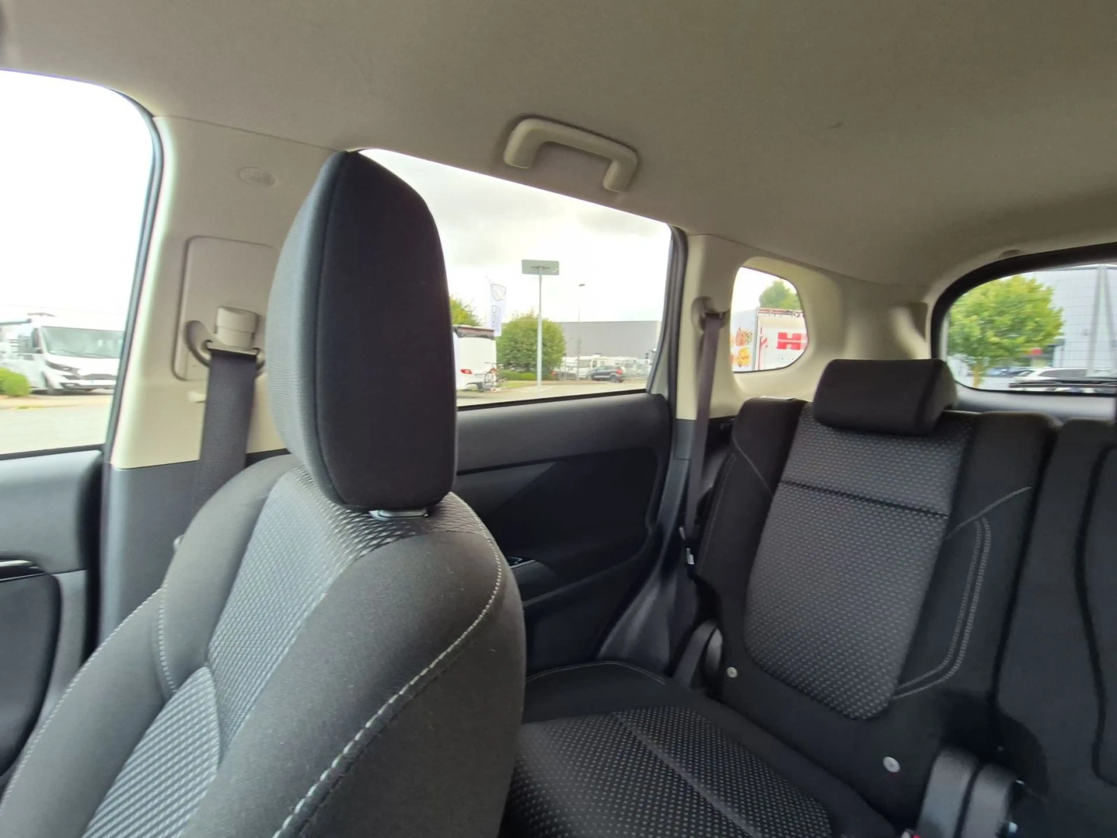 Mitsubishi Outlander 2.4 PHEV Plug-in Hybrid PHEV Basis 4WD — photo 12