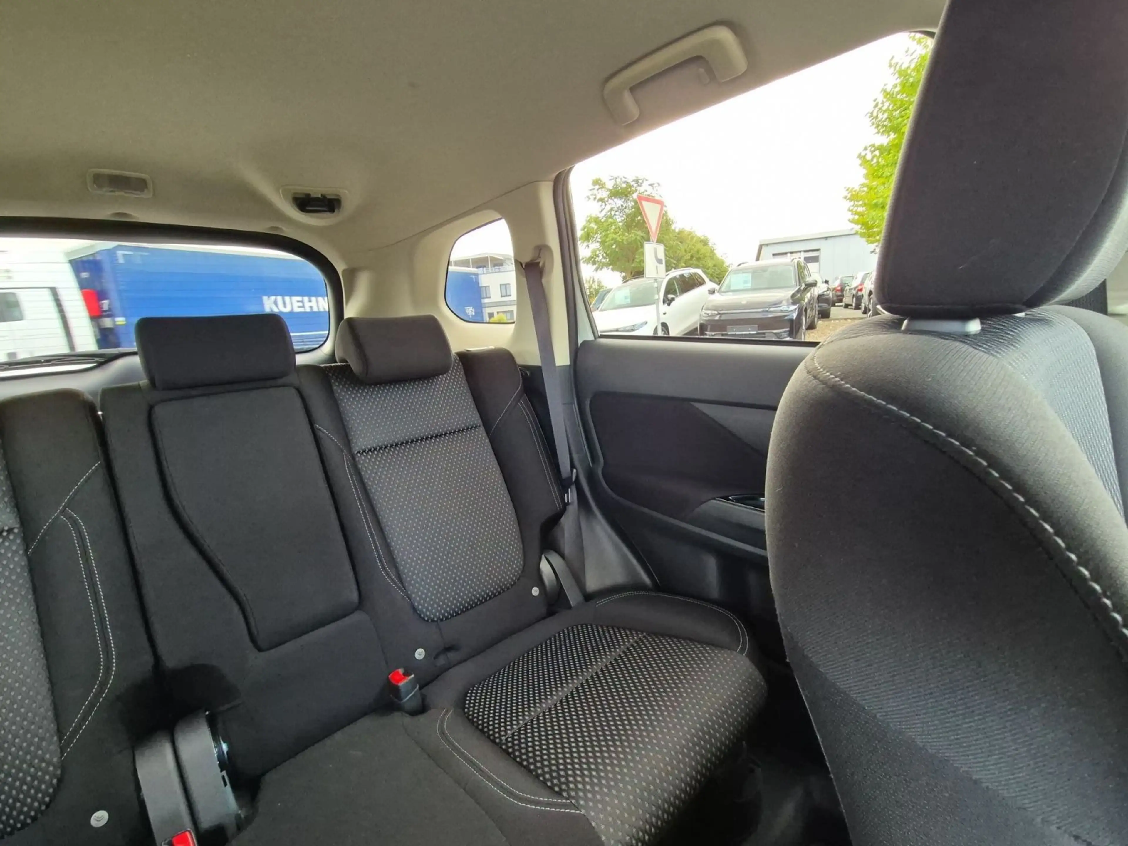 Mitsubishi Outlander 2.4 PHEV Plug-in Hybrid PHEV Basis 4WD — photo 14