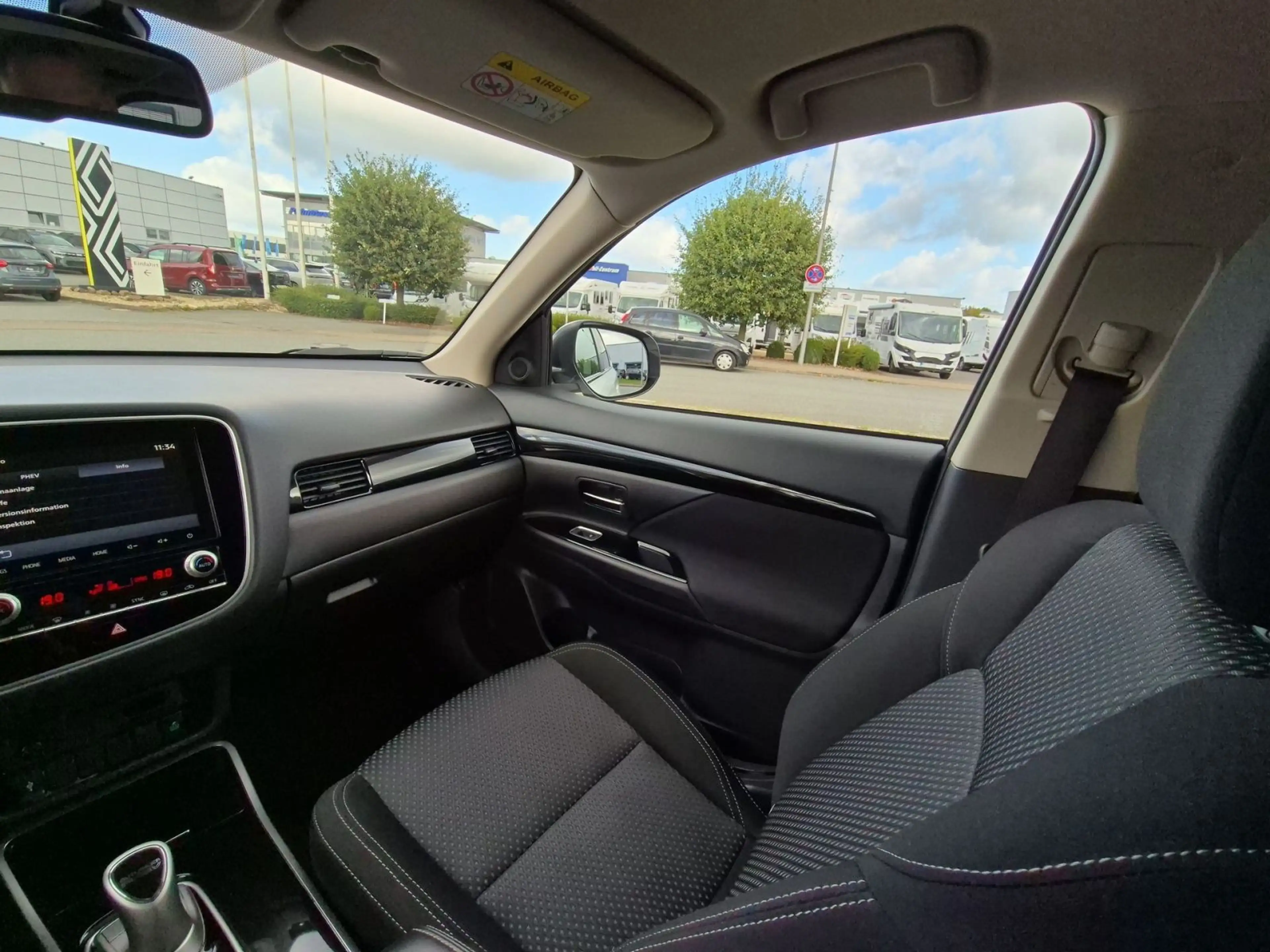 Mitsubishi Outlander 2.4 PHEV Plug-in Hybrid PHEV Basis 4WD — photo 11