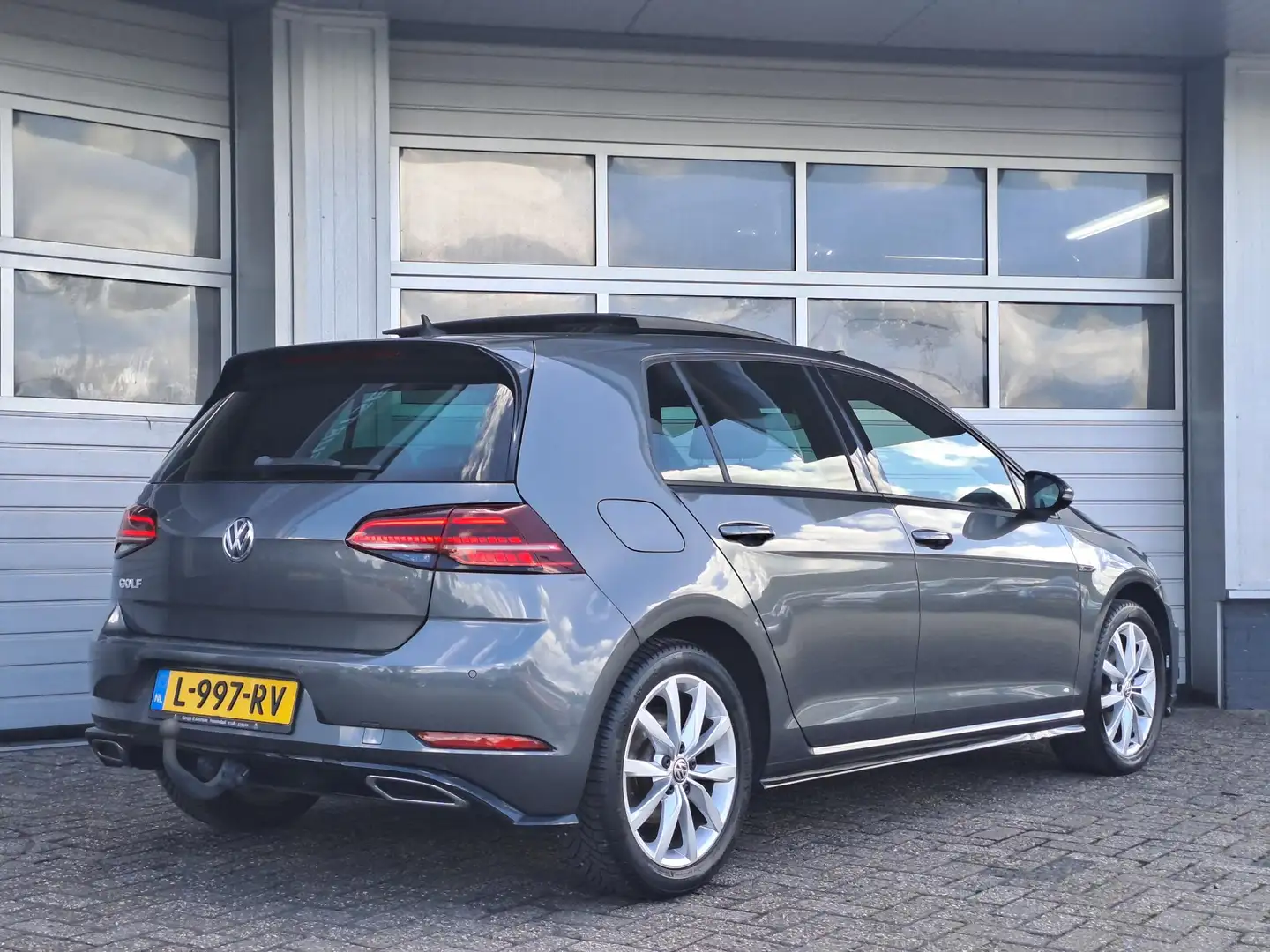 Volkswagen Golf 1.4 TSI Highline R-line, Panoramadak, Trekhaak, LE Grijs - 2