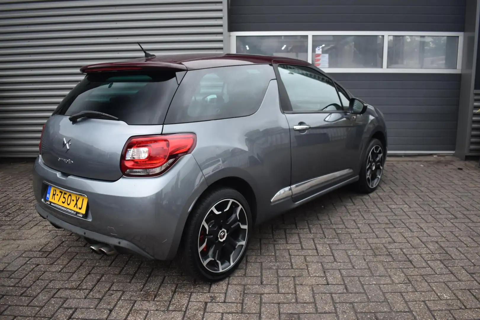 Citroen DS3 1.6 THP Sport Chic Leer / Navi / PDC!! Grau - 2