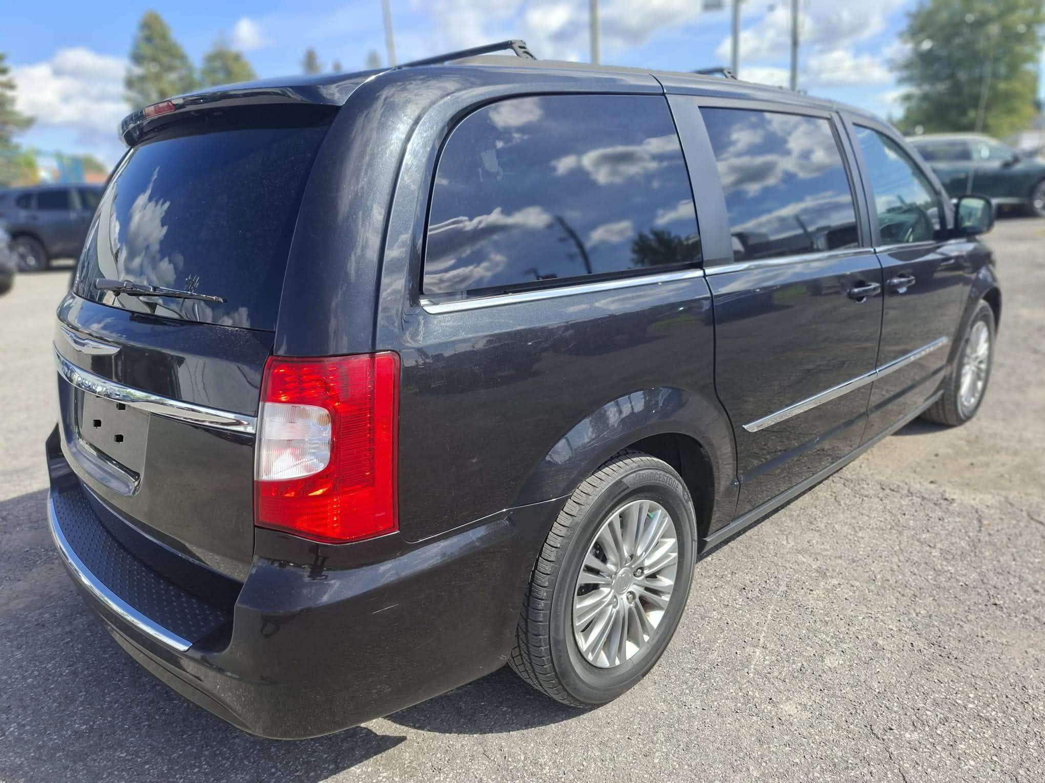 2016 Chrysler Town & Country Touring | Camera | Leather | Certified — снимка 1
