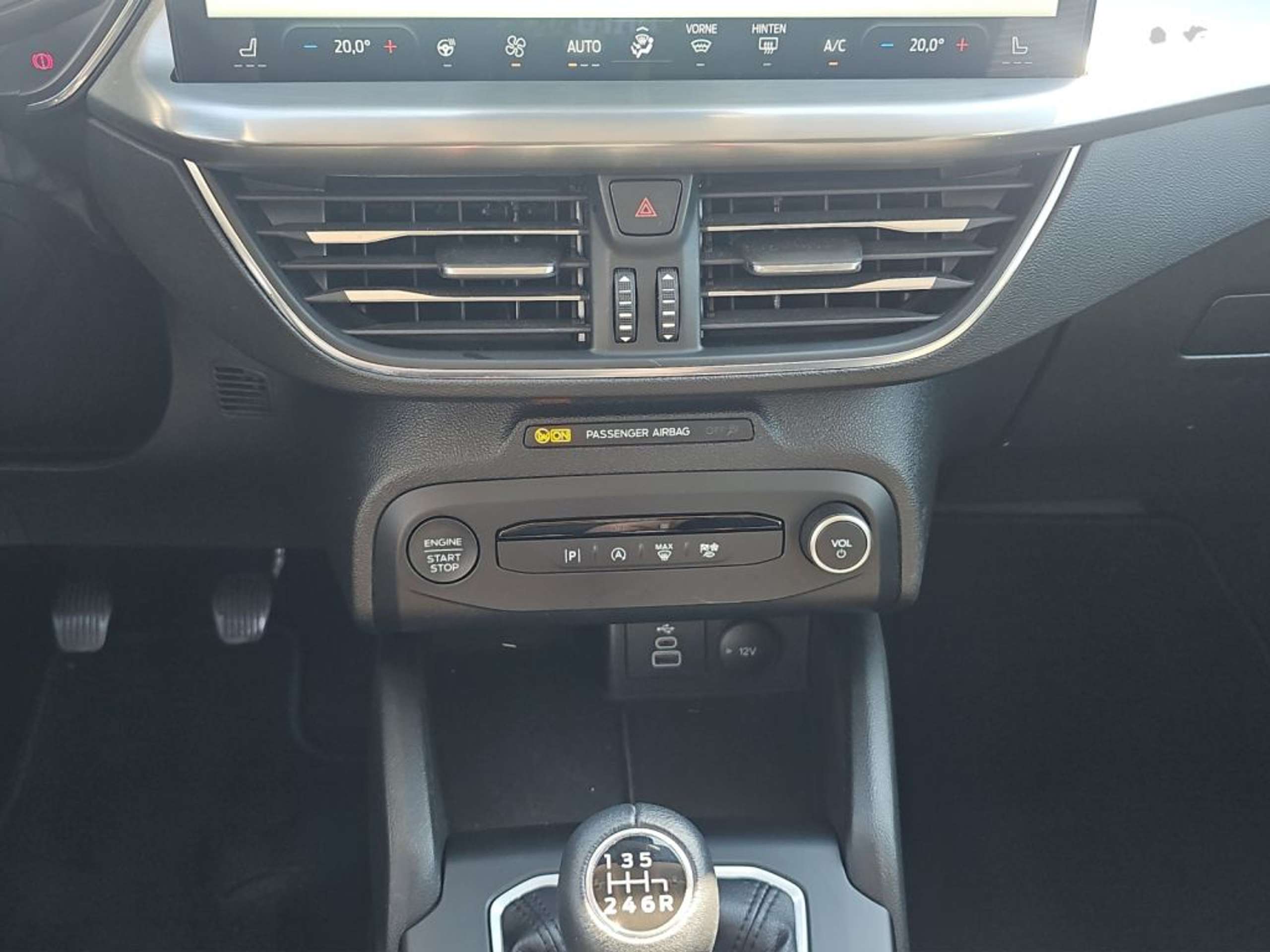 Fahrzeugabbildung Ford Focus TITANIUM 1.0 Ltr. 125 PS *LED*CARPLAY* - mit KI generiert/bearbeitet