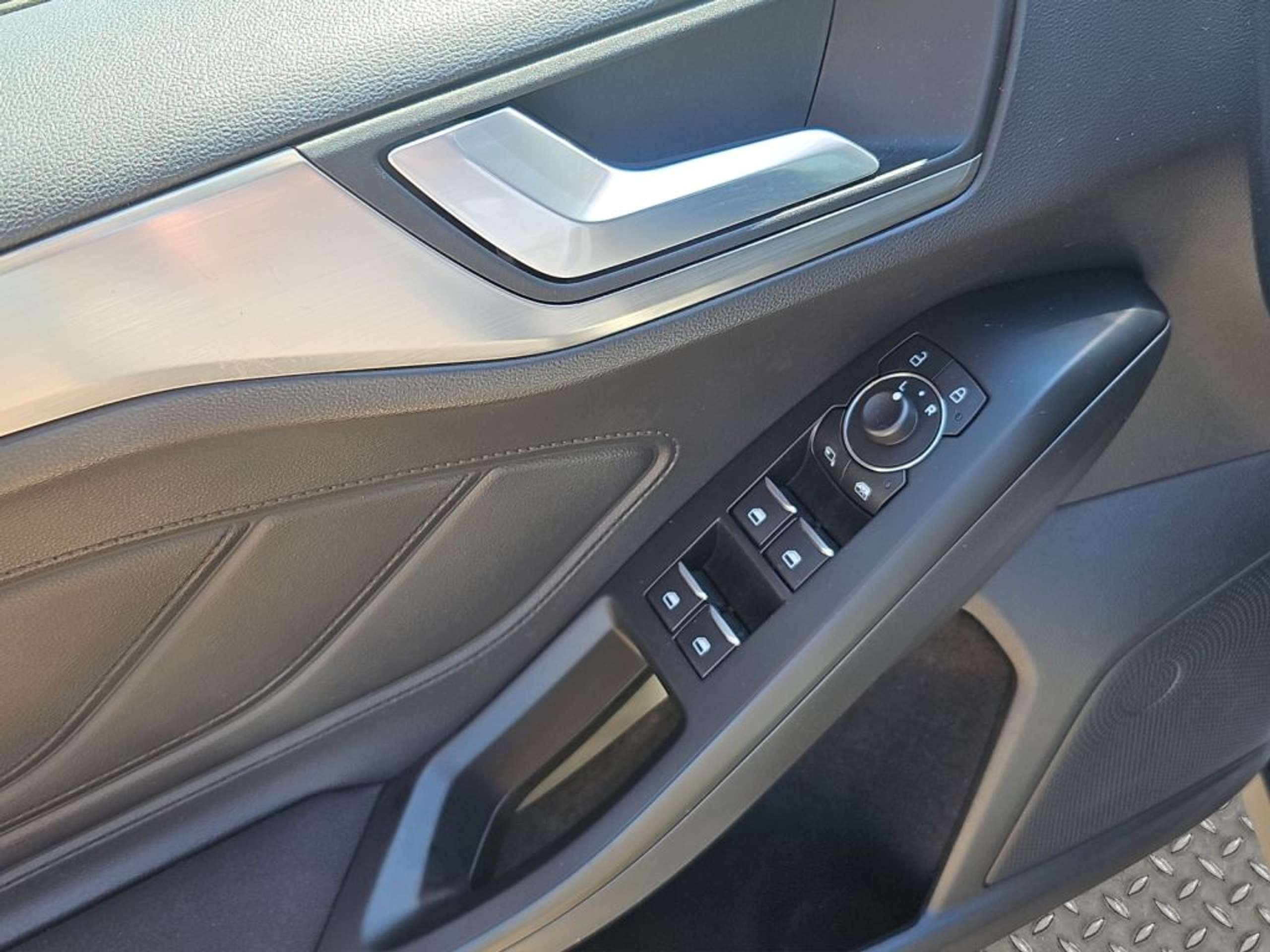 Fahrzeugabbildung Ford Focus TITANIUM 1.0 Ltr. 125 PS *LED*CARPLAY* - mit KI generiert/bearbeitet